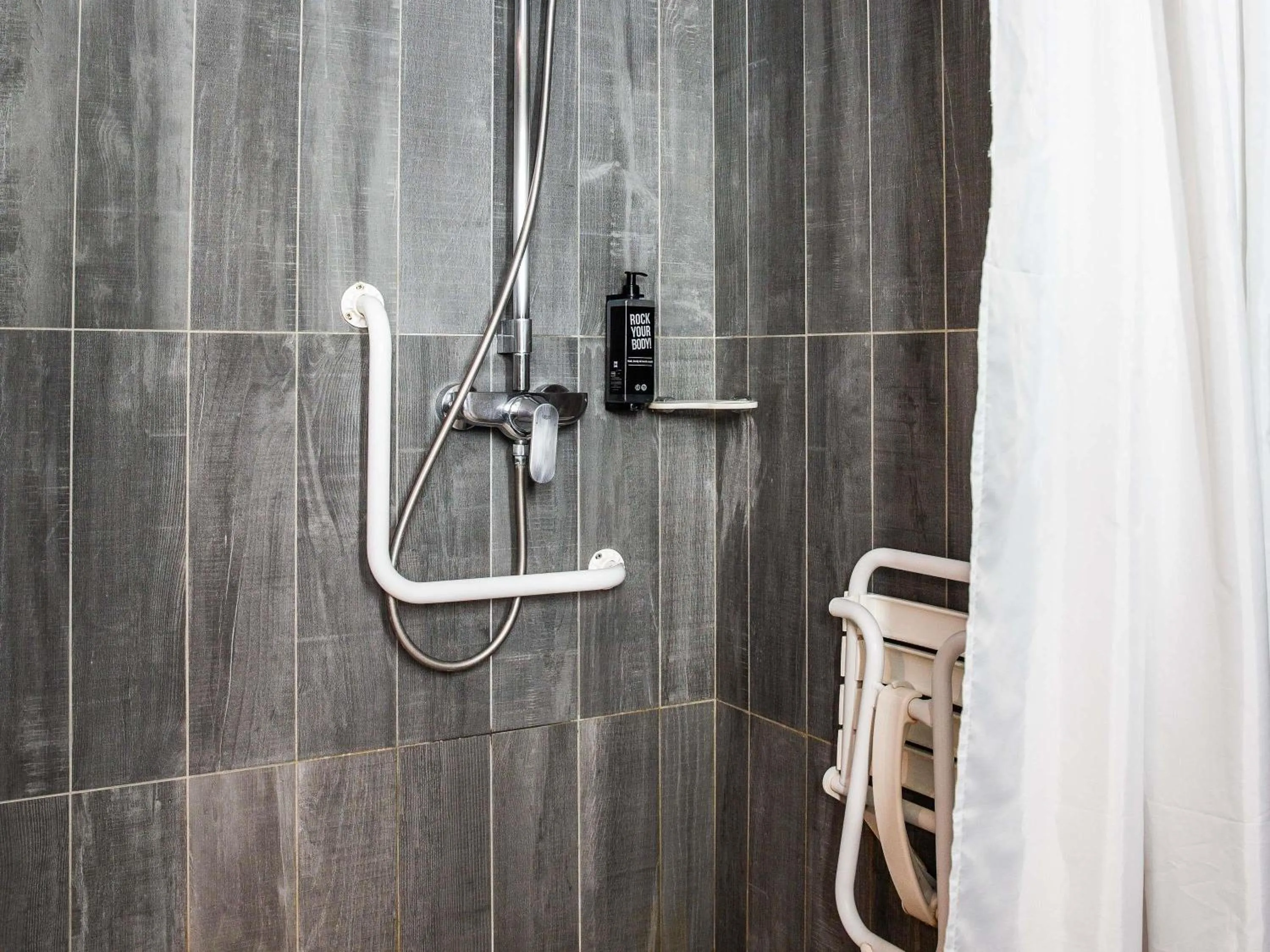 Bedroom in ibis Paris Bercy Village