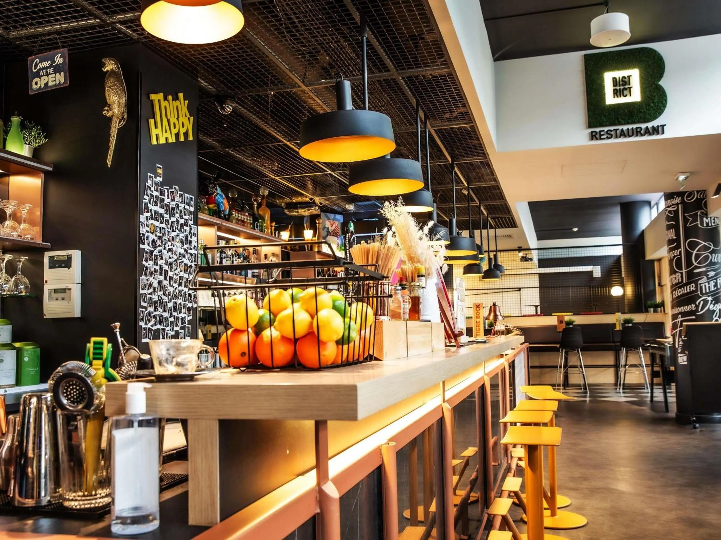 Lounge or bar in ibis Paris Bercy Village