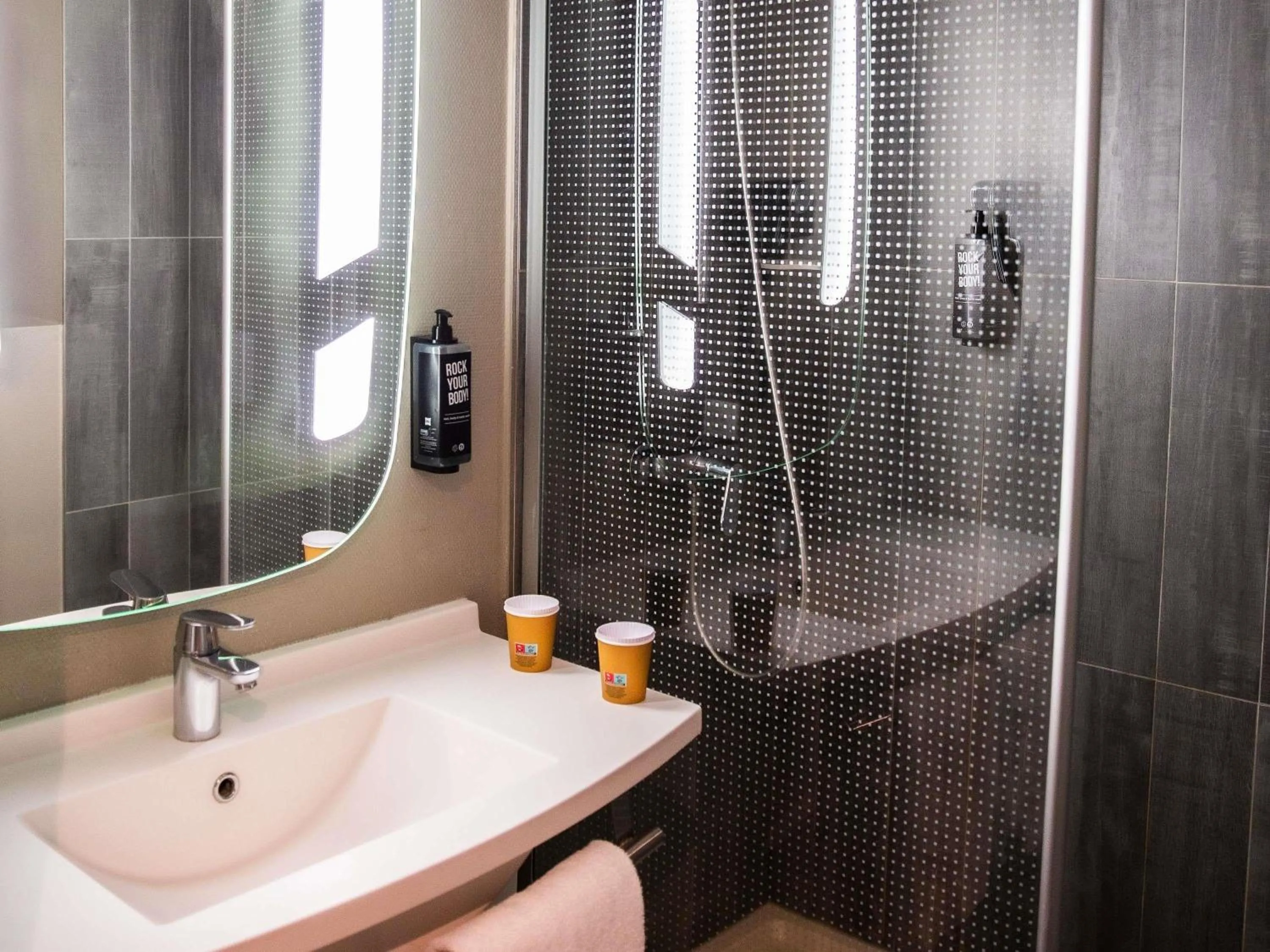 Bedroom in ibis Paris Bercy Village