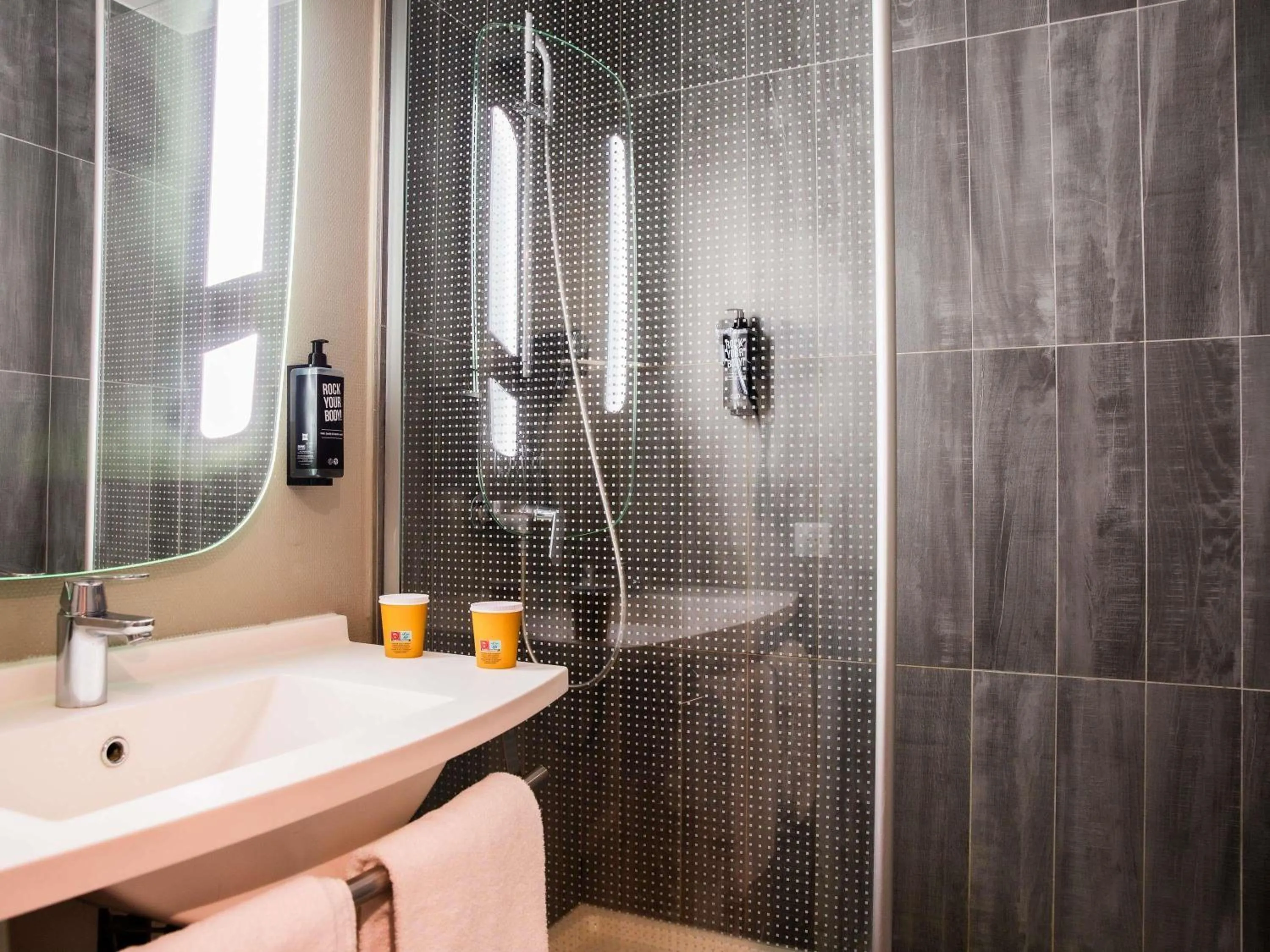 Bedroom in ibis Paris Bercy Village