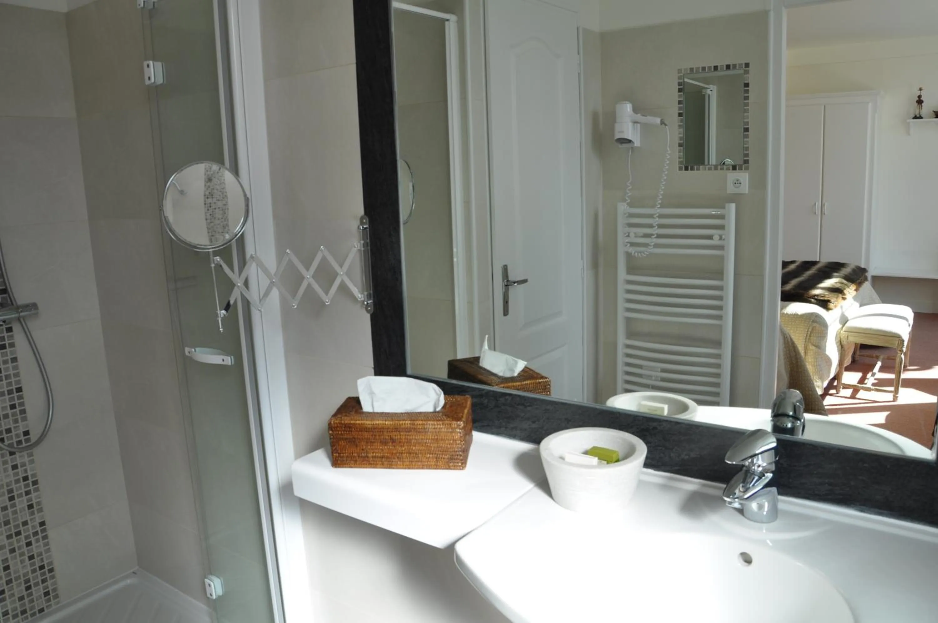 Shower in Logis Auberge Du Centre