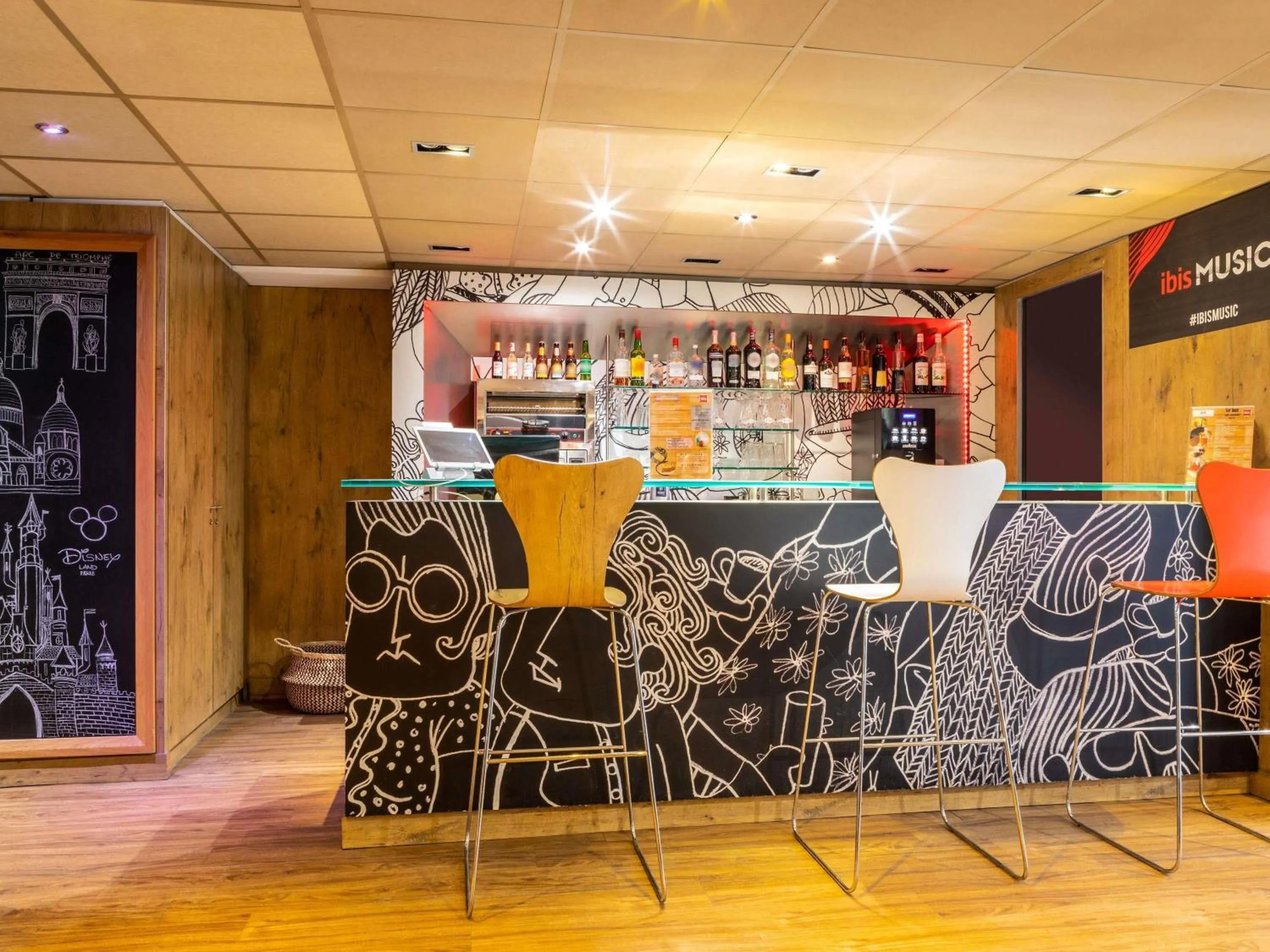 Lounge or bar in ibis Paris Gare du Nord La Fayette