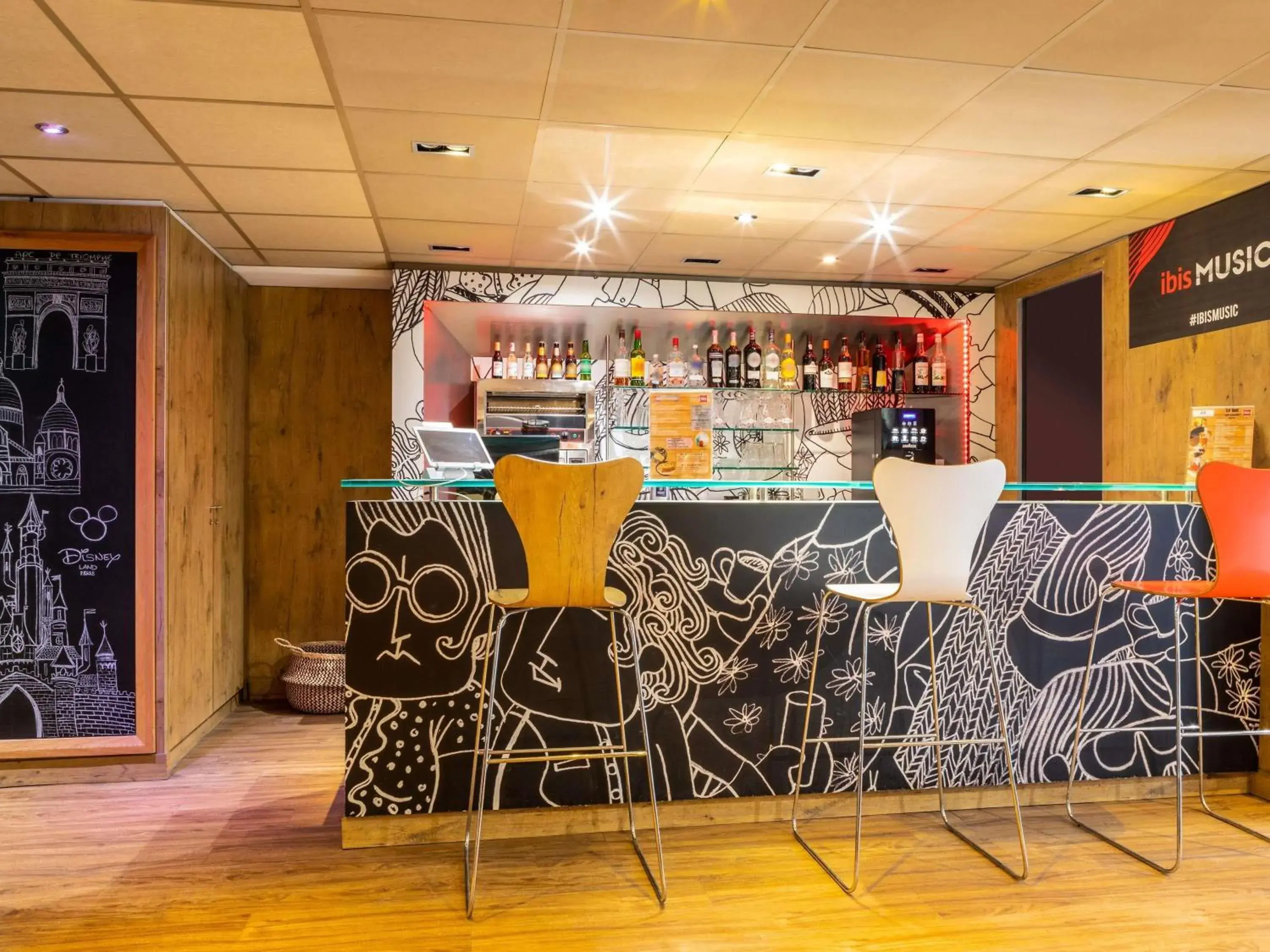 Lounge or bar in ibis Paris Gare du Nord La Fayette Lounge or bar in ibis Paris Gare du Nord La Fayette