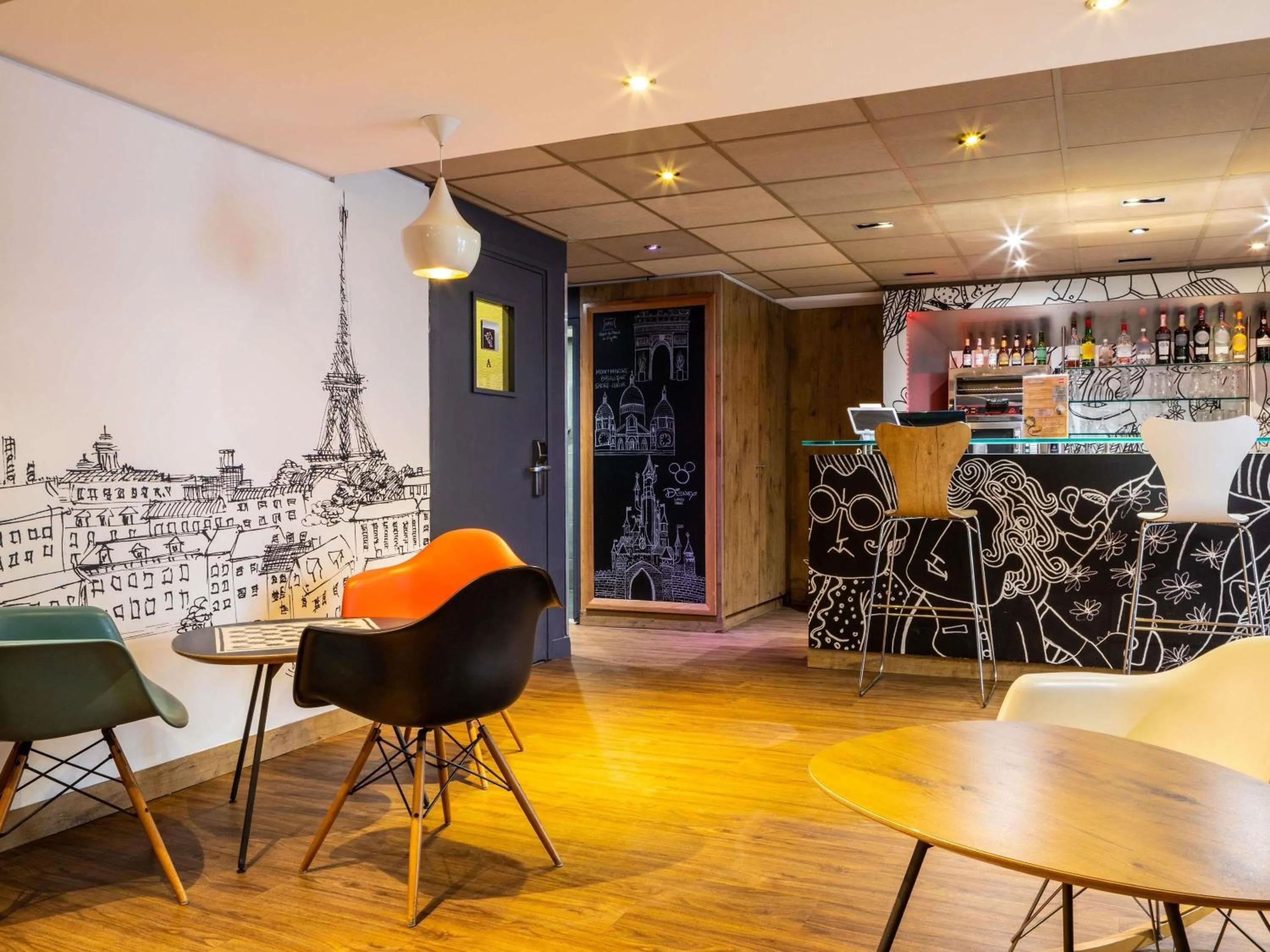 Lounge or bar in ibis Paris Gare du Nord La Fayette