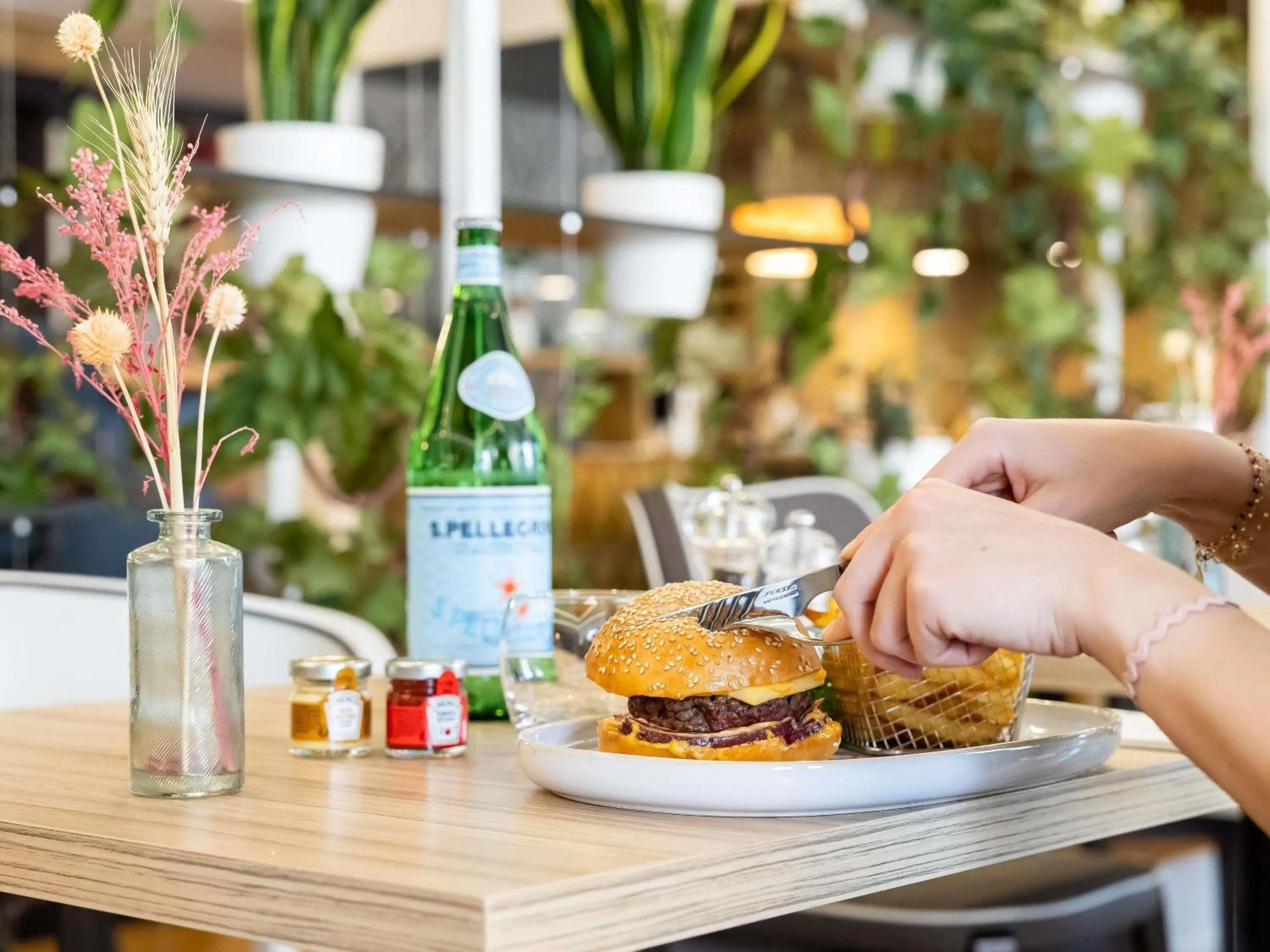 Restaurant/places to eat in ibis Bordeaux Centre Meriadeck