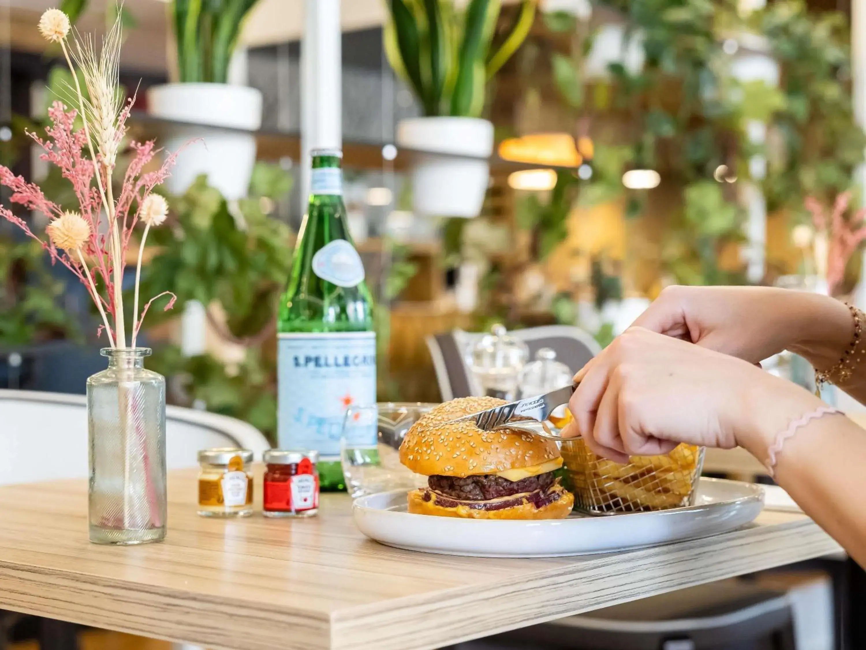 Restaurant/places to eat in ibis Bordeaux Centre Meriadeck Restaurant/places to eat in ibis Bordeaux Centre Meriadeck