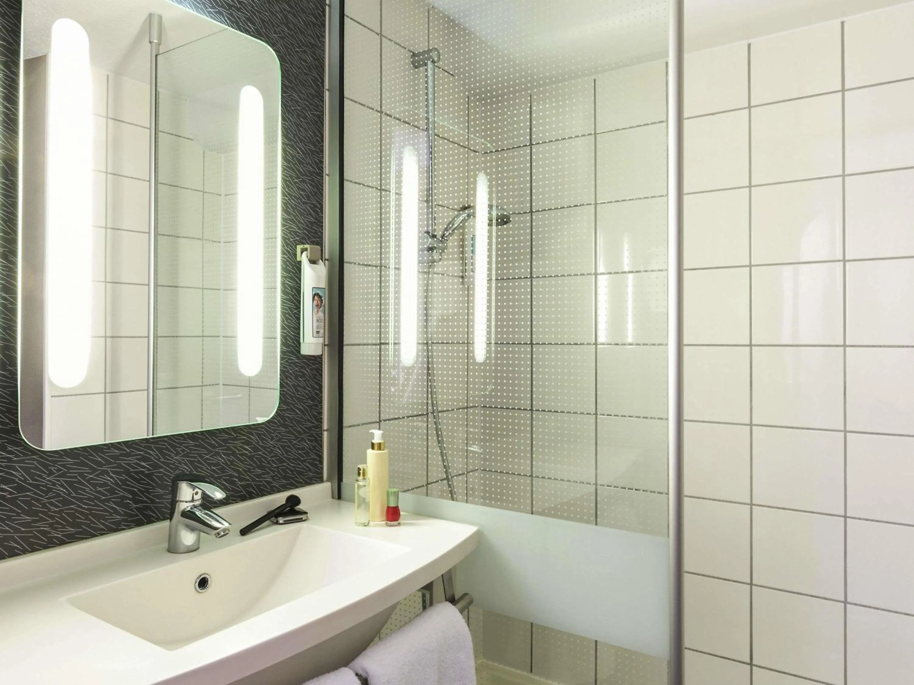 Bedroom in ibis Bordeaux Centre Meriadeck