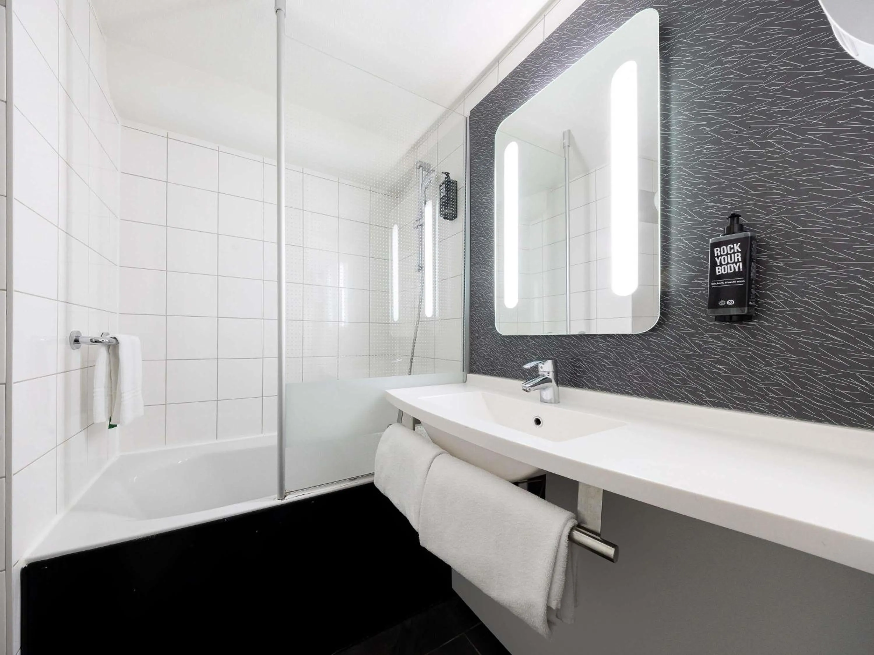 Bedroom in ibis Bordeaux Centre Meriadeck