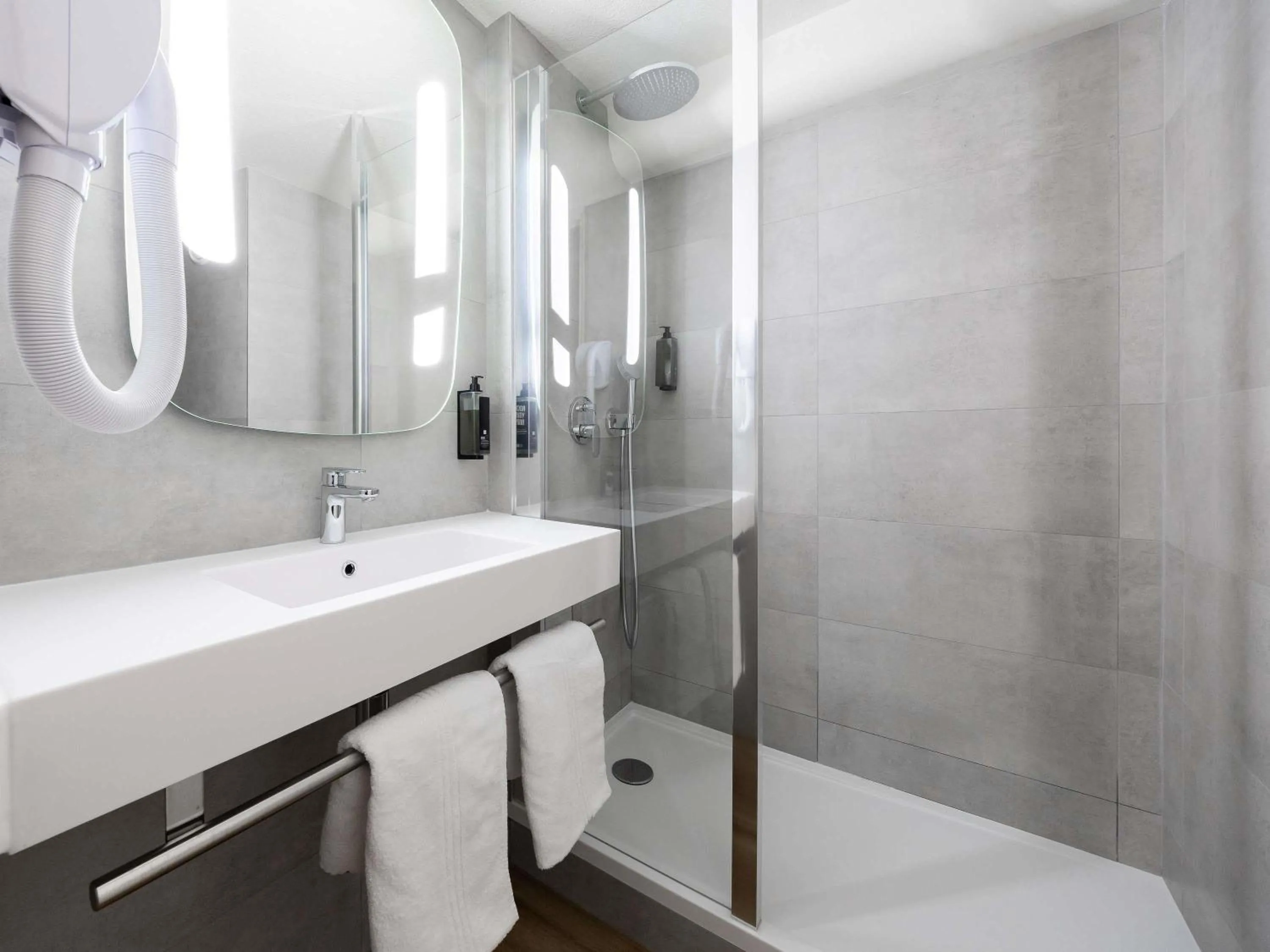 Bedroom in ibis Bordeaux Centre Meriadeck