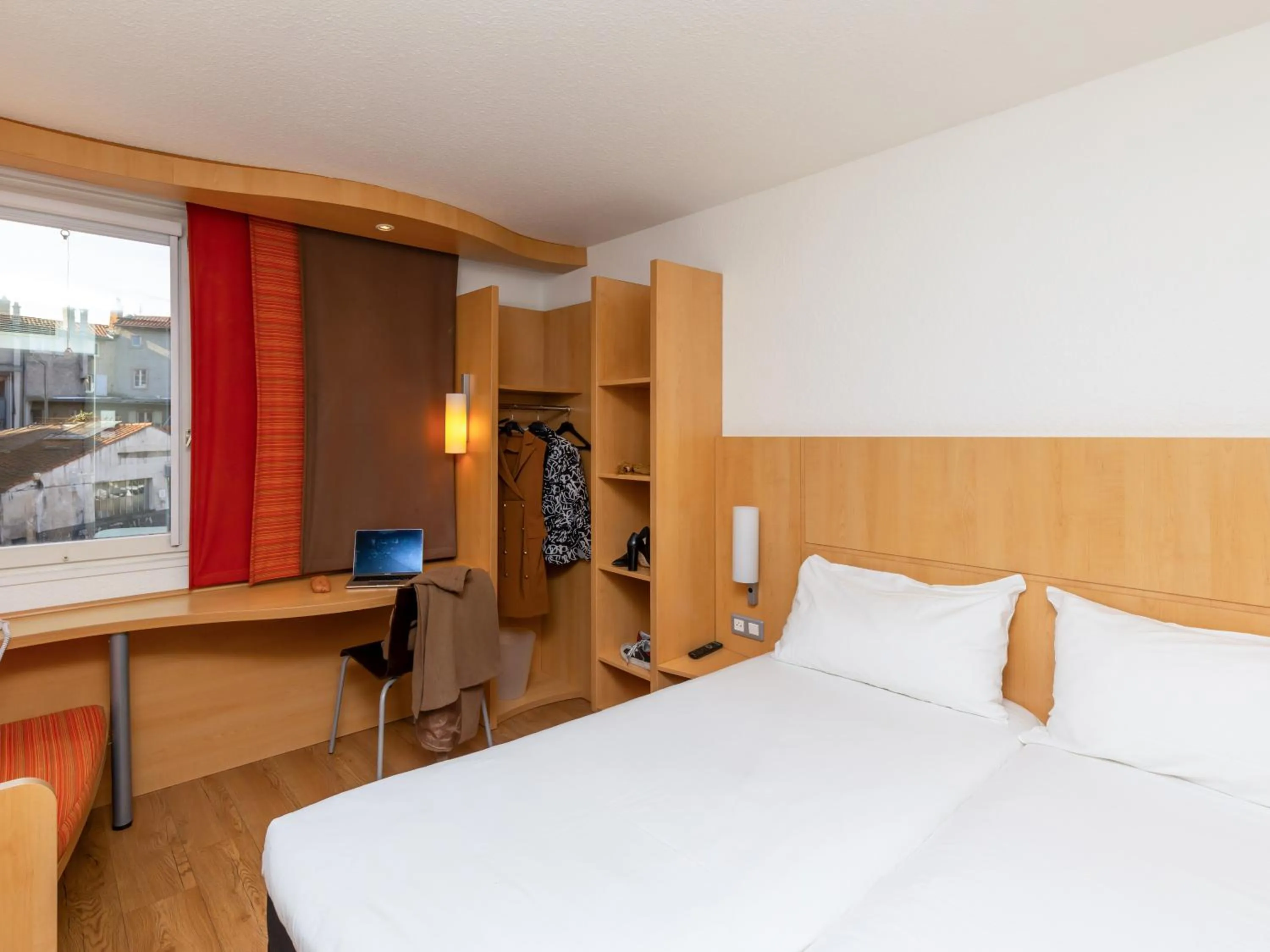 Photo of the whole room, Bed in ibis Le Puy-en-Velay Centre