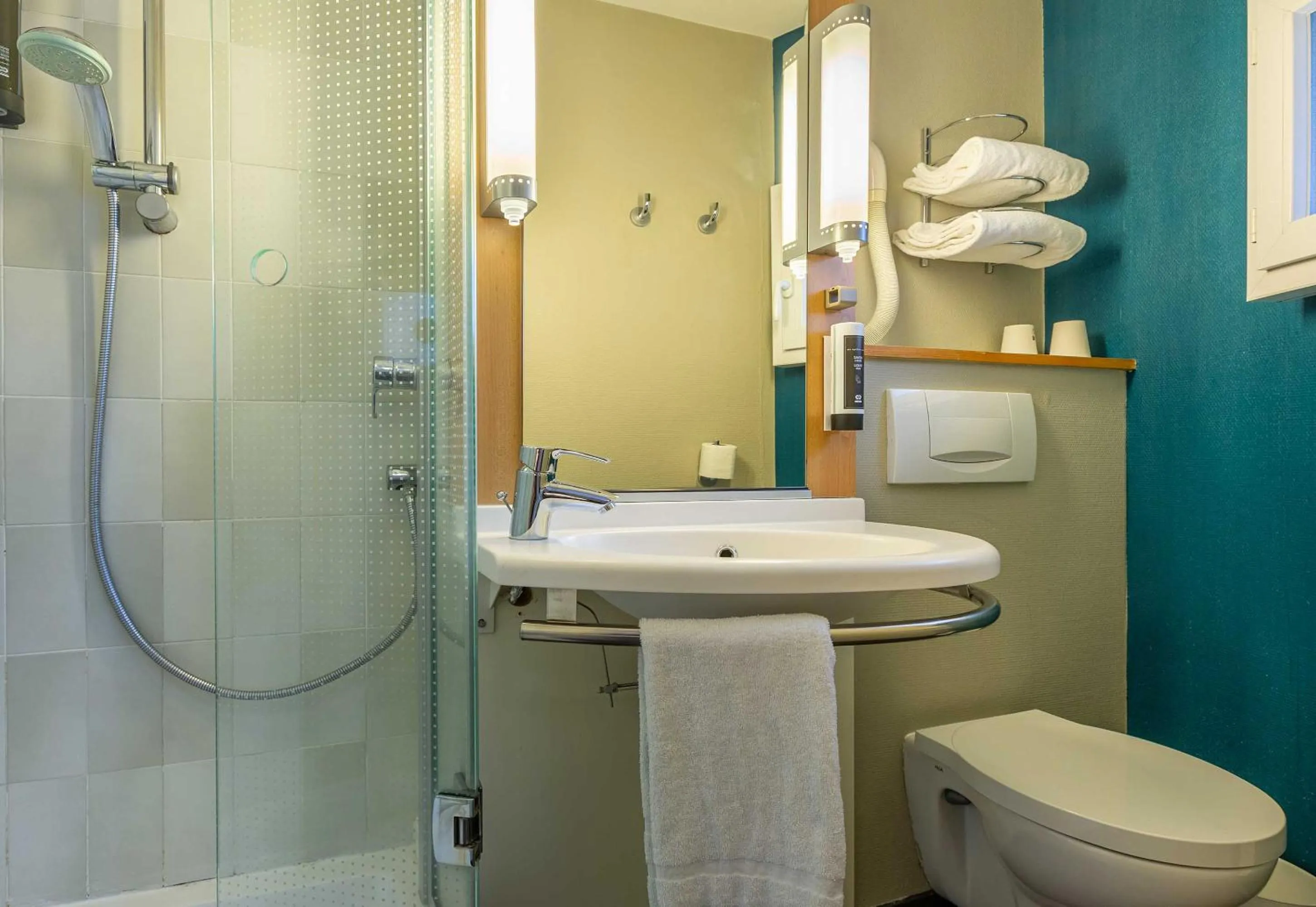 Bathroom in B&B HOTEL Orléans Centre Foch