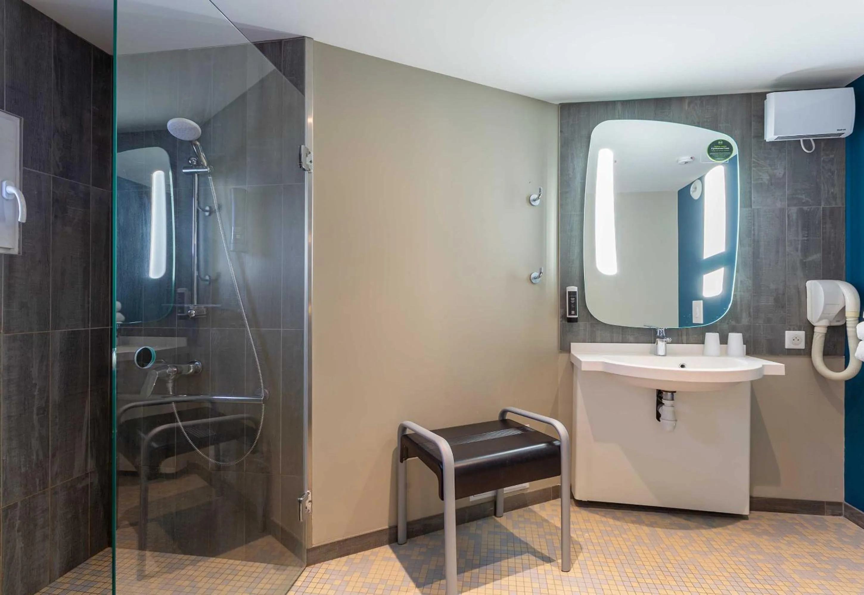 Bathroom in B&B HOTEL Orléans Centre Foch