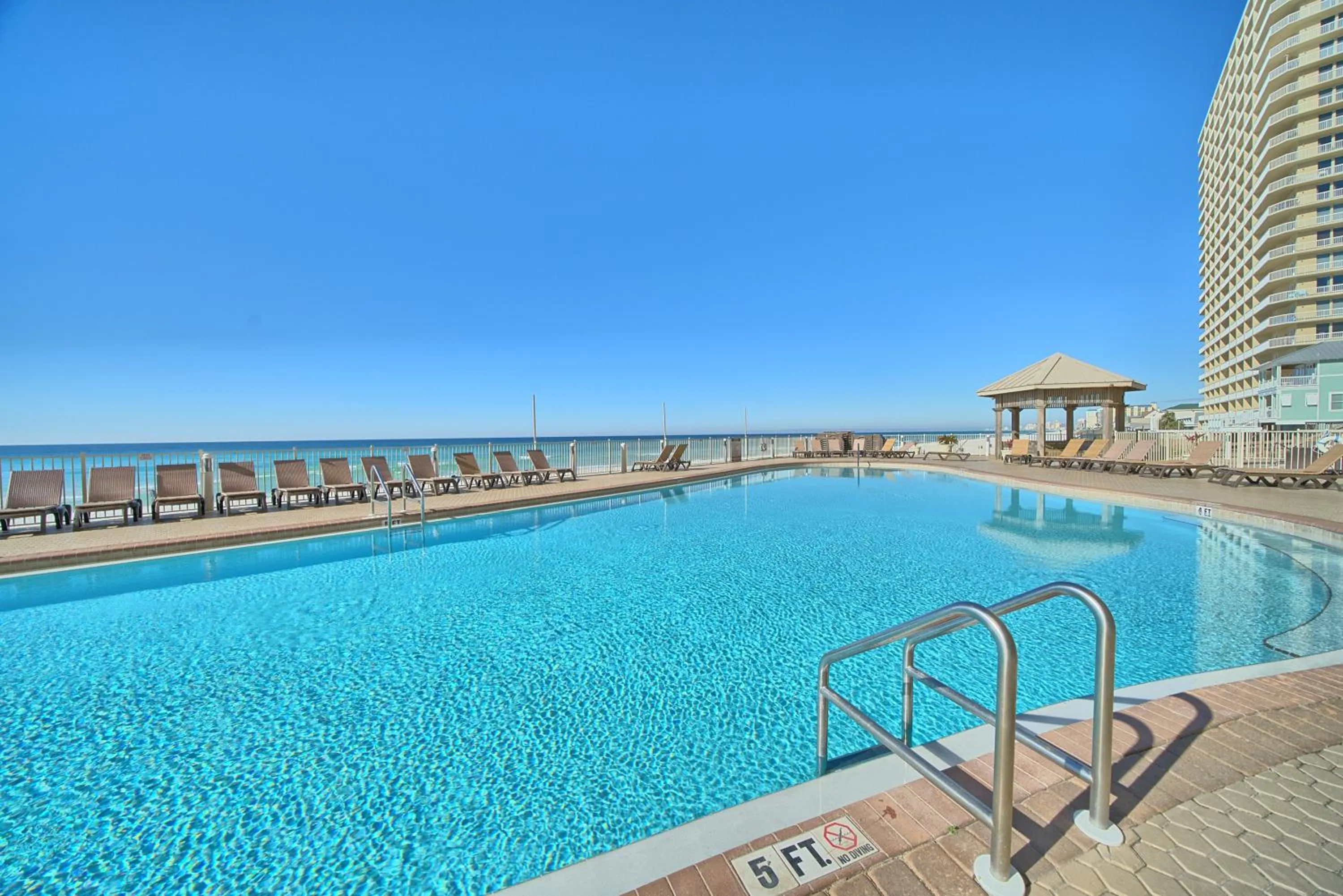 Swimming pool in Treasure Island 1003