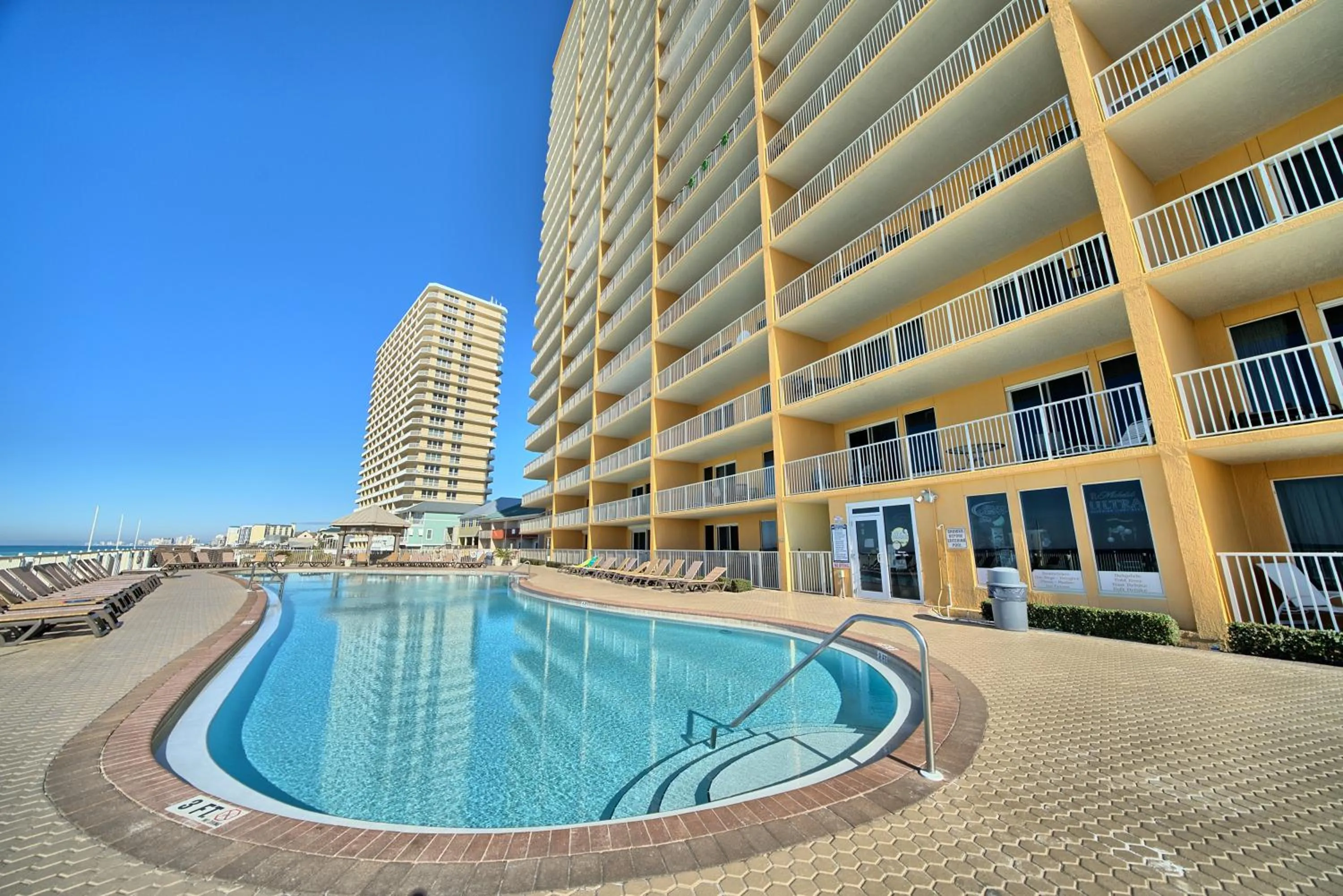 Swimming pool in Treasure Island 1003