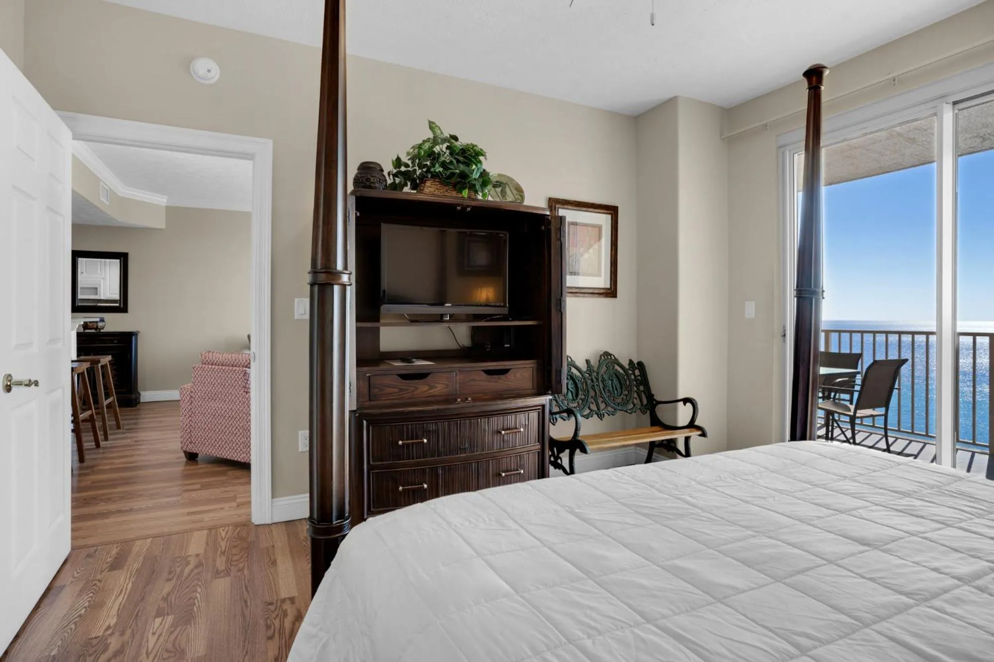 Photo of the whole room, Bed in Treasure Island 1007