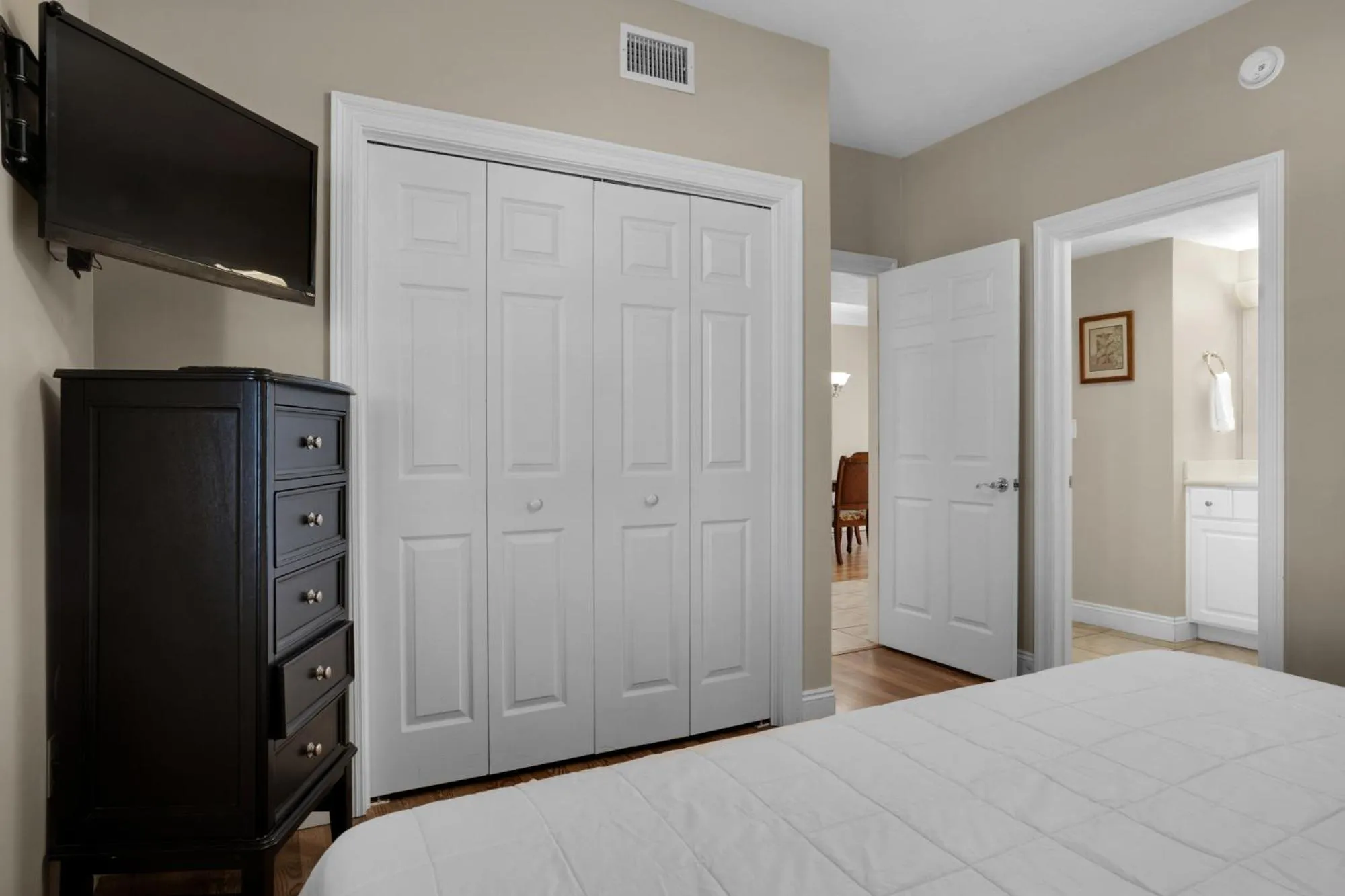 Living room, Bed in Treasure Island 1007