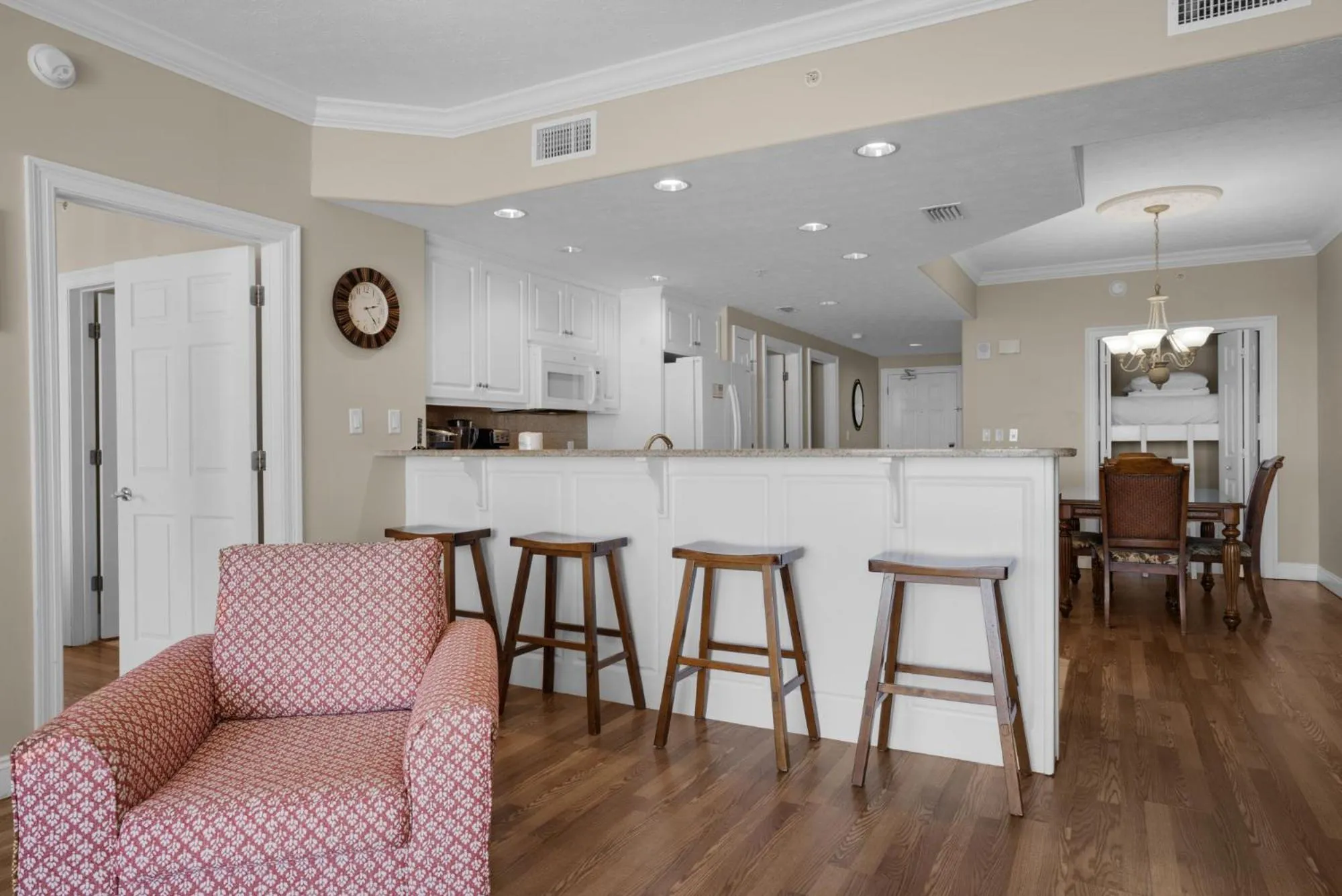 Photo of the whole room in Treasure Island 1007