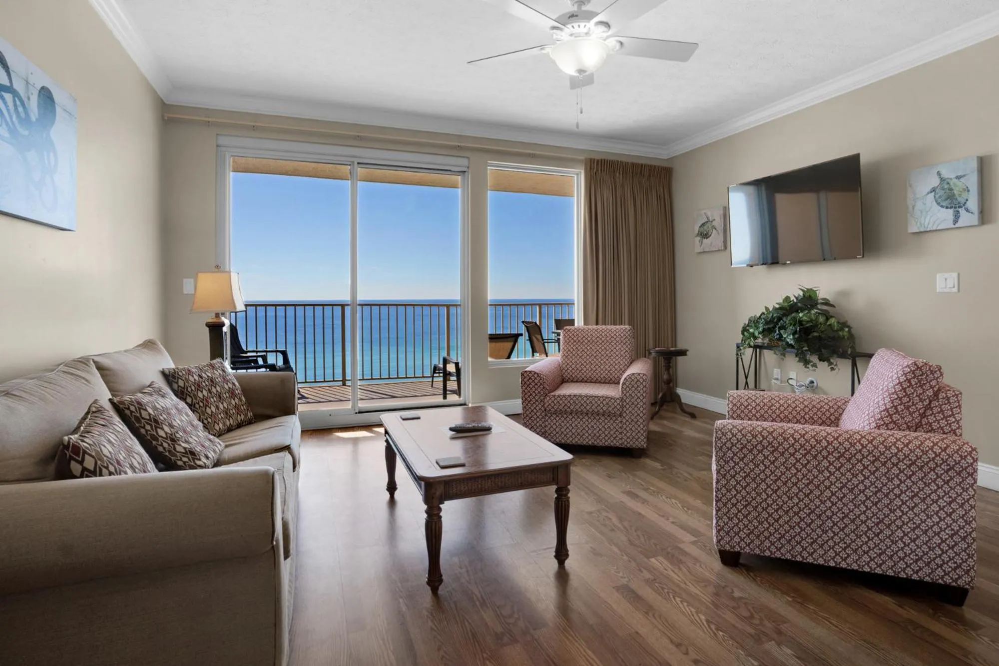 Photo of the whole room in Treasure Island 1007