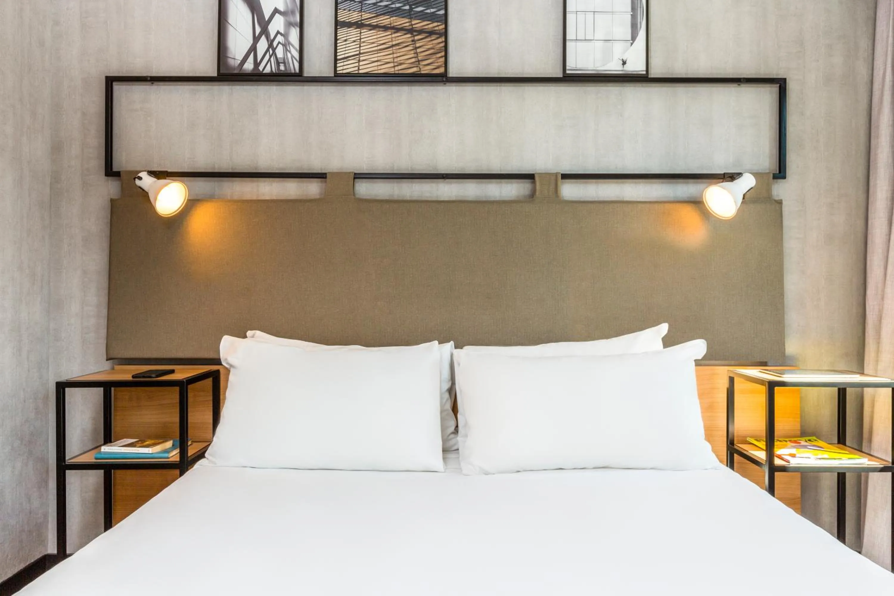 Bed in ibis Paris Bastille Opera