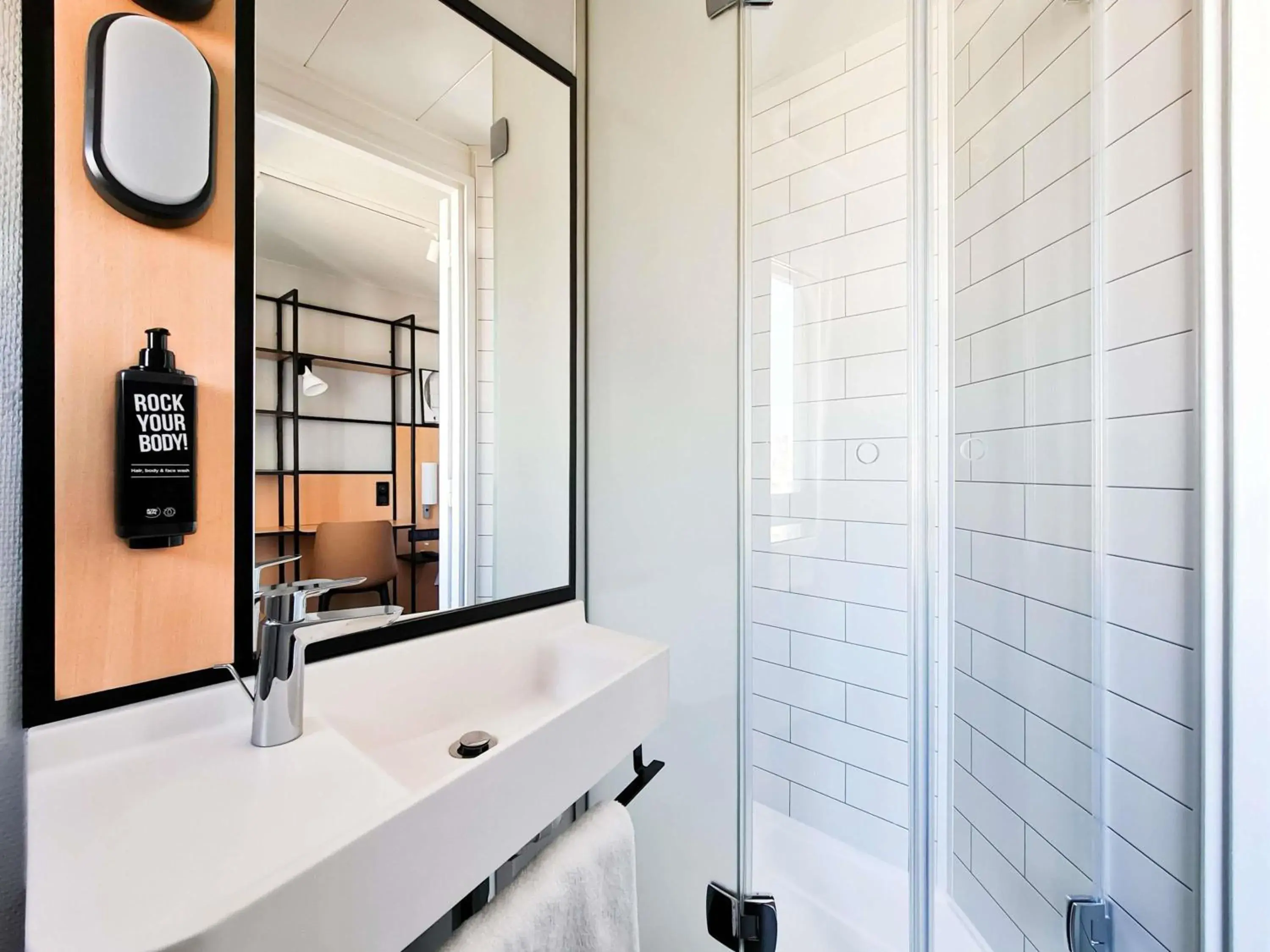 Bedroom in ibis Paris Bastille Opera Bedroom in ibis Paris Bastille Opera