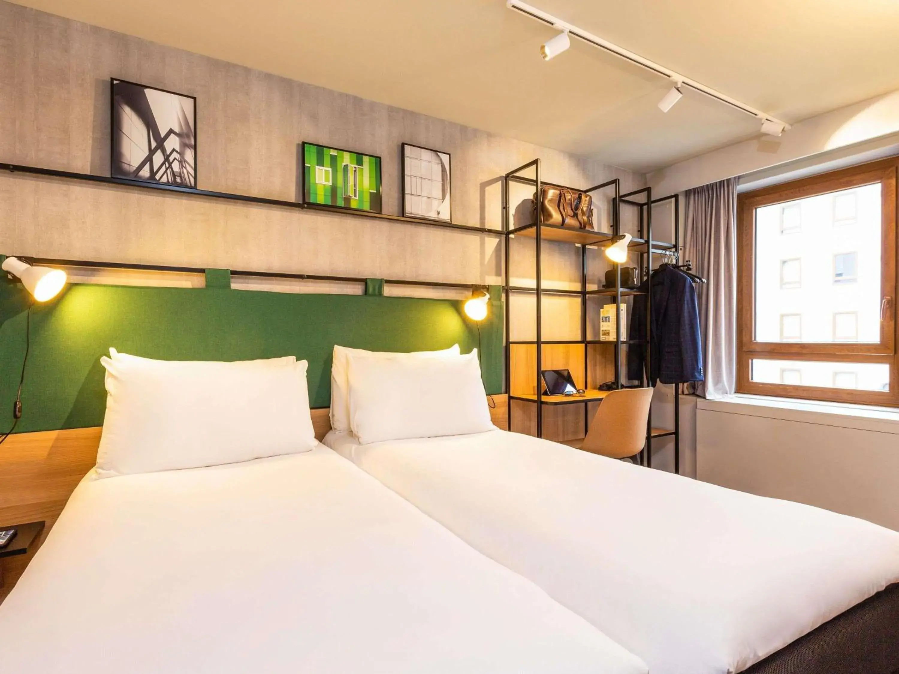 Property building, Bed in ibis Paris Bastille Opera Property building, Bed in ibis Paris Bastille Opera