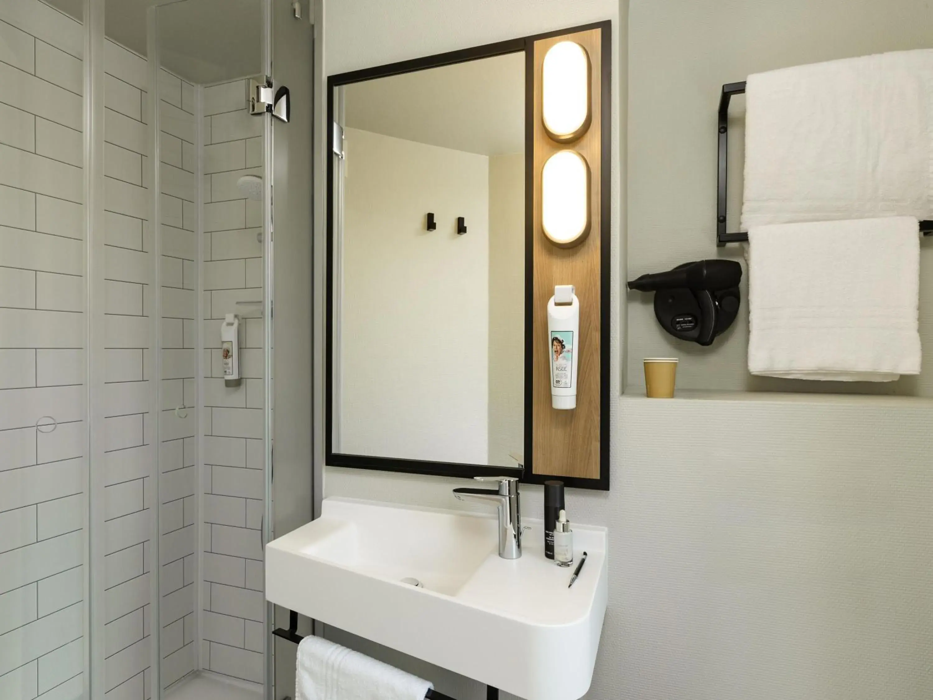 Bedroom in ibis Paris Bastille Opera Bedroom in ibis Paris Bastille Opera