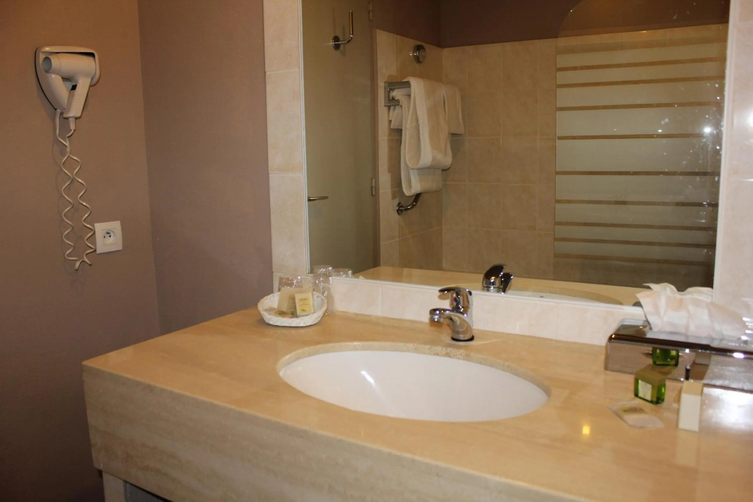 Toilet in Logis Le Relais de Fusies