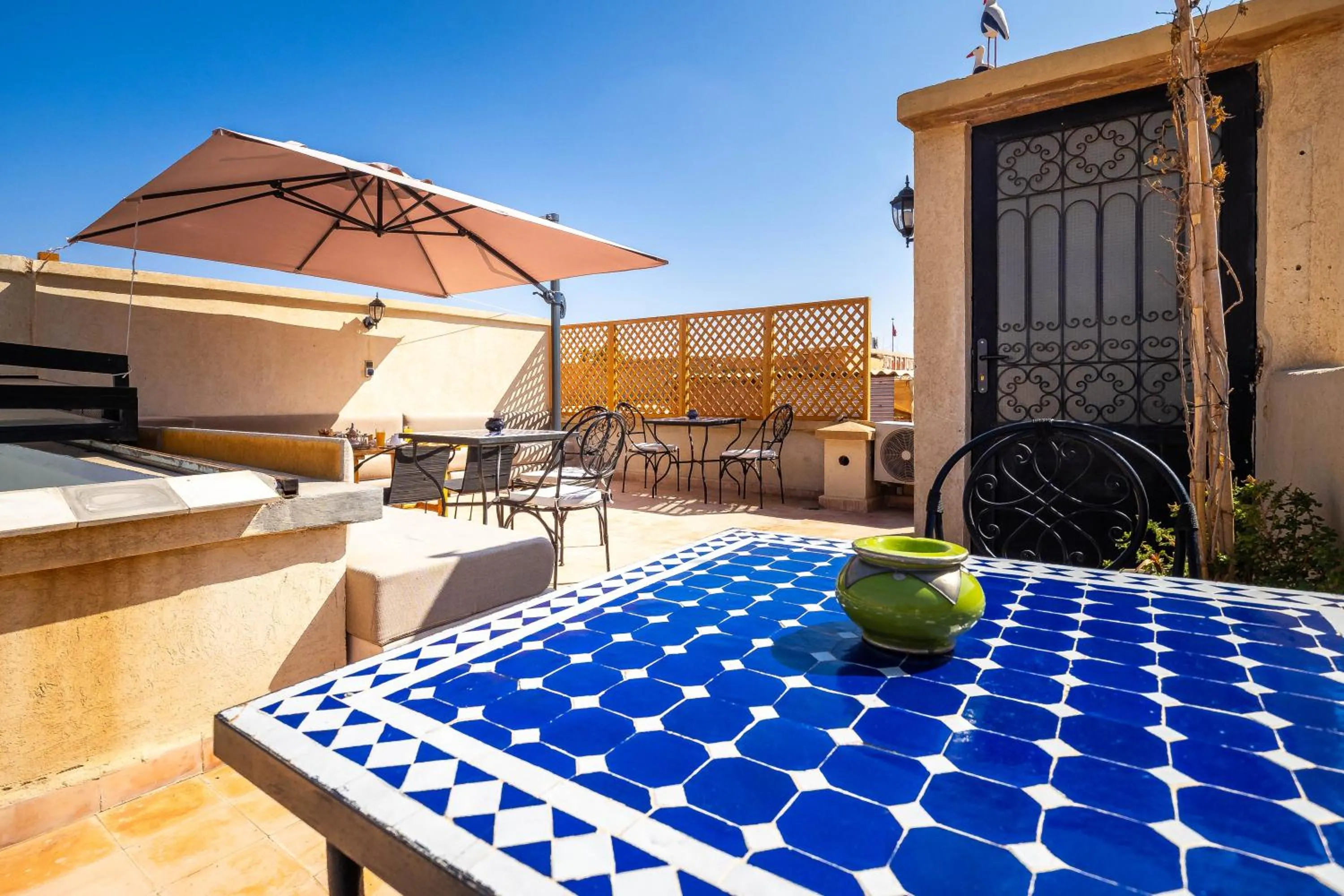 Property building in Riad Come & Va Medina