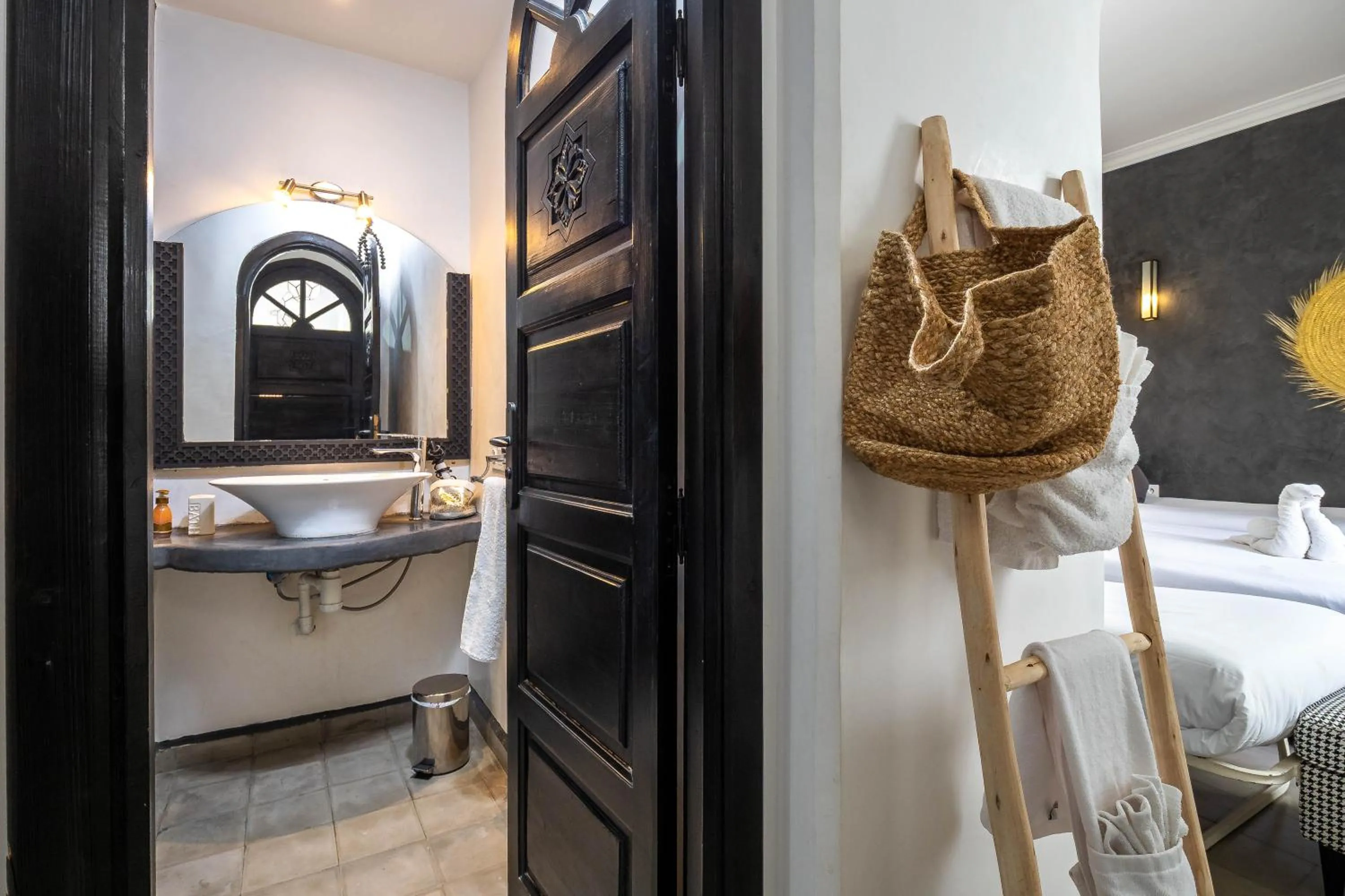 Shower, Bed in Riad Come & Va Medina