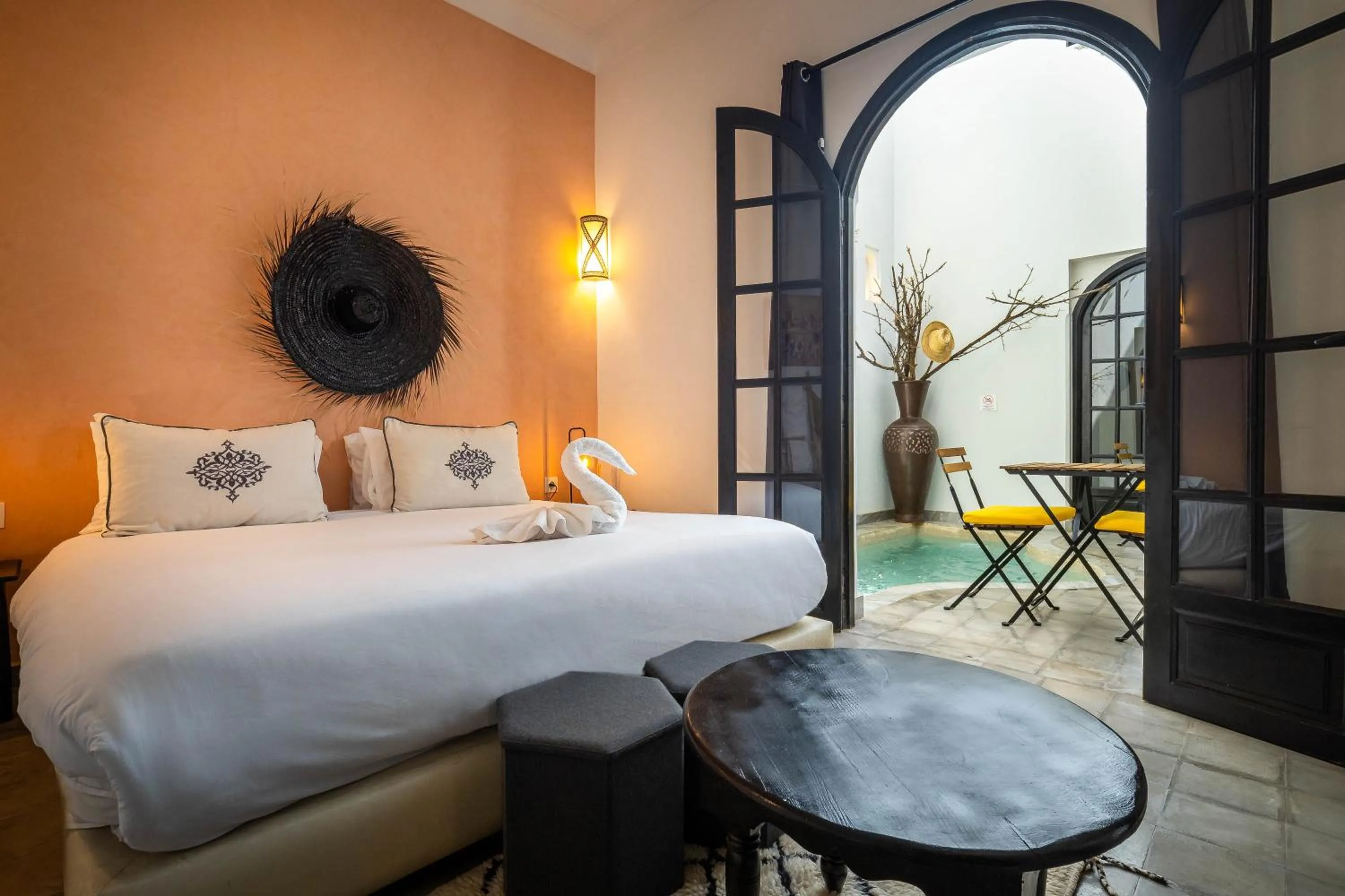 Patio, Bed in Riad Come & Va Medina