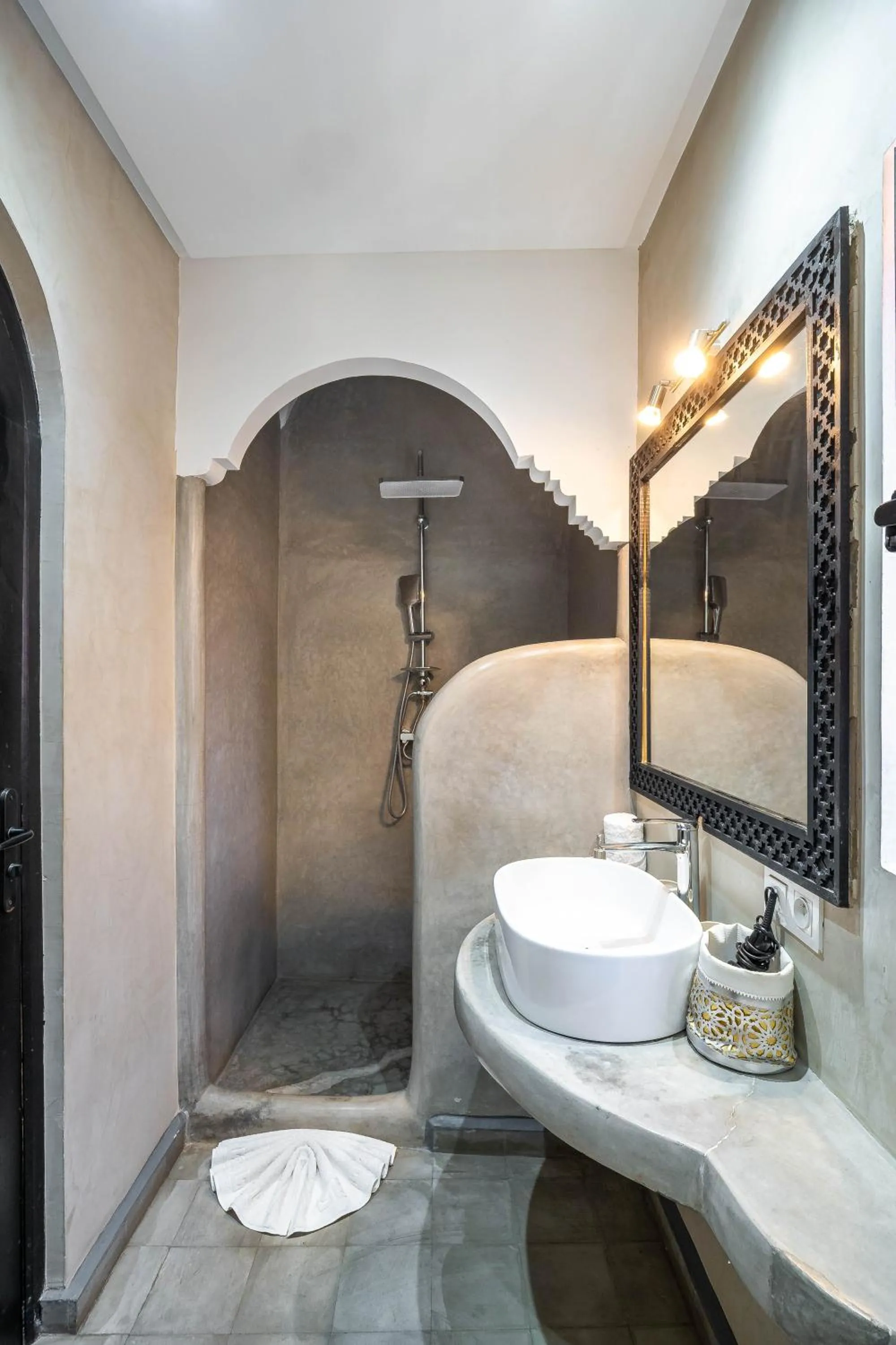 Shower in Riad Come & Va Medina