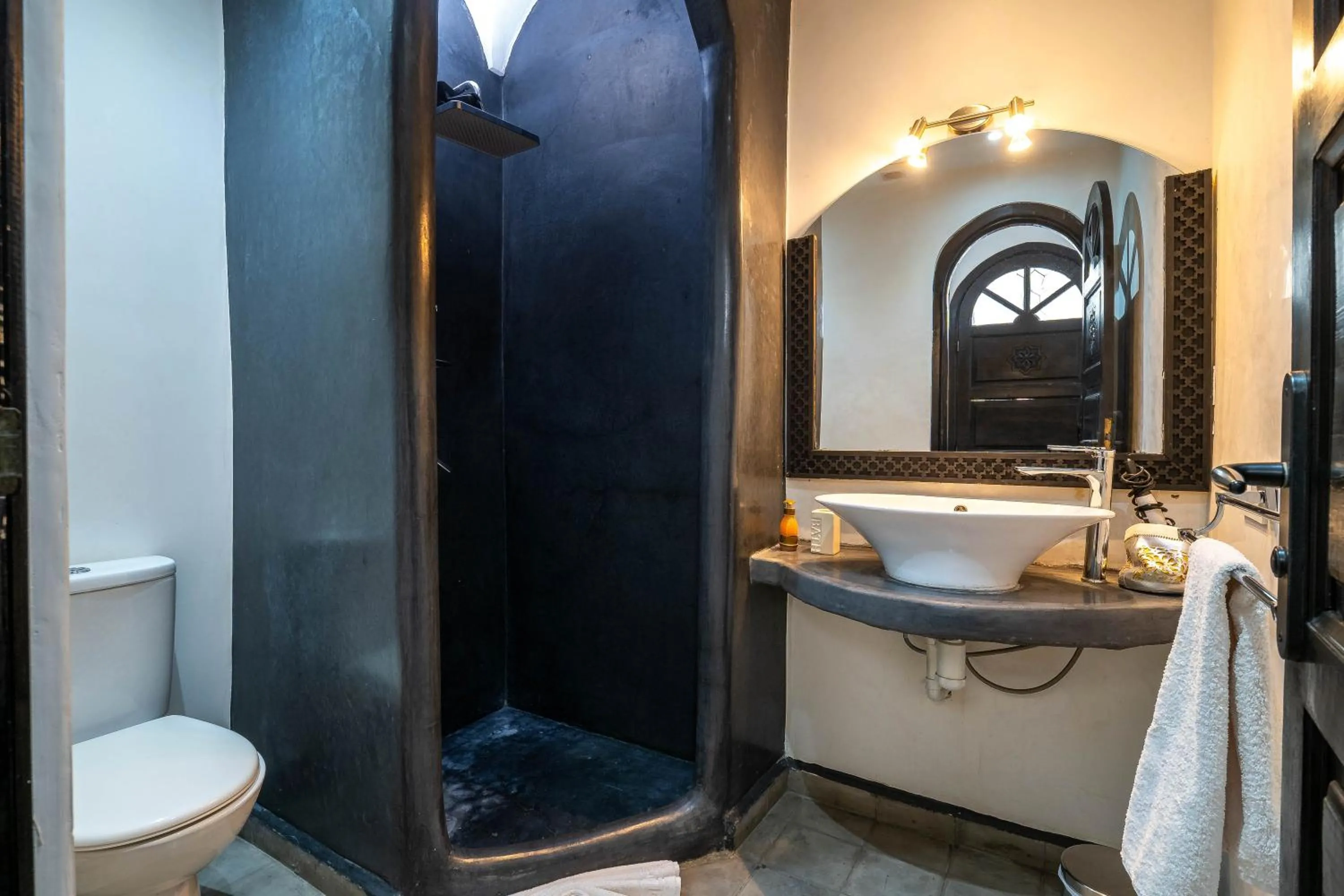 Shower in Riad Come & Va Medina