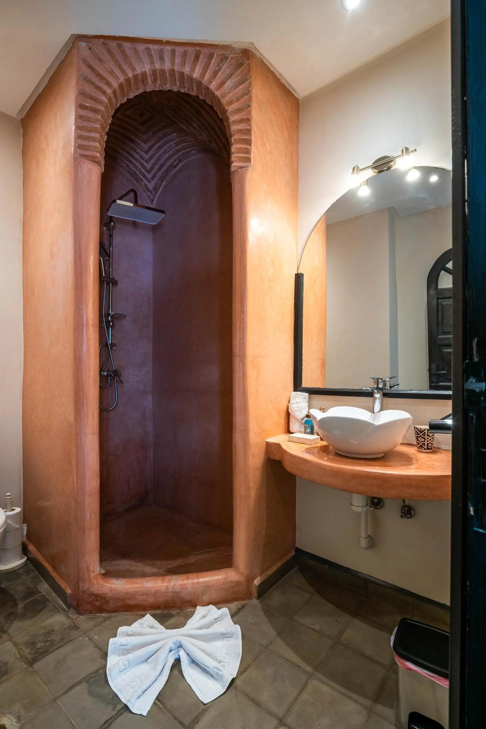 Shower in Riad Come & Va Medina