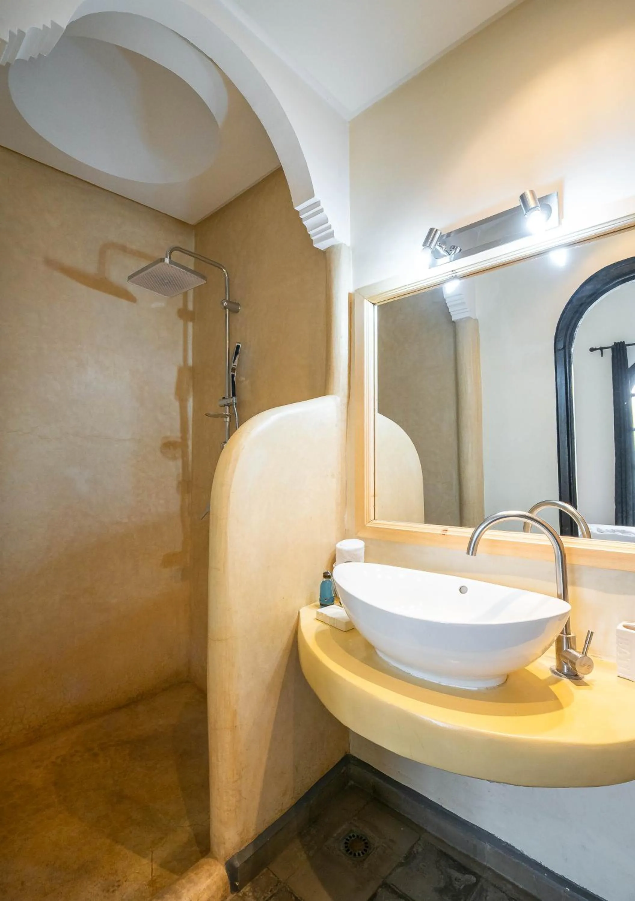 Shower in Riad Come & Va Medina