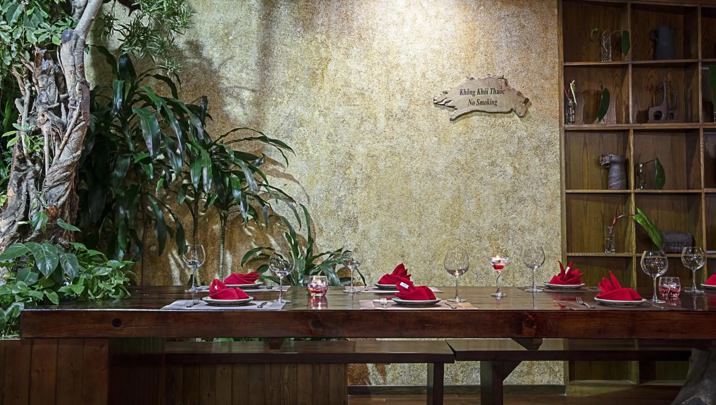 Lounge or bar in Draha Halong Hotel - Serenity, Charm and Nature - Preferred by Western Travelers Lounge or bar in Draha Halong Hotel - Serenity, Charm and Nature - Preferred by Western Travelers