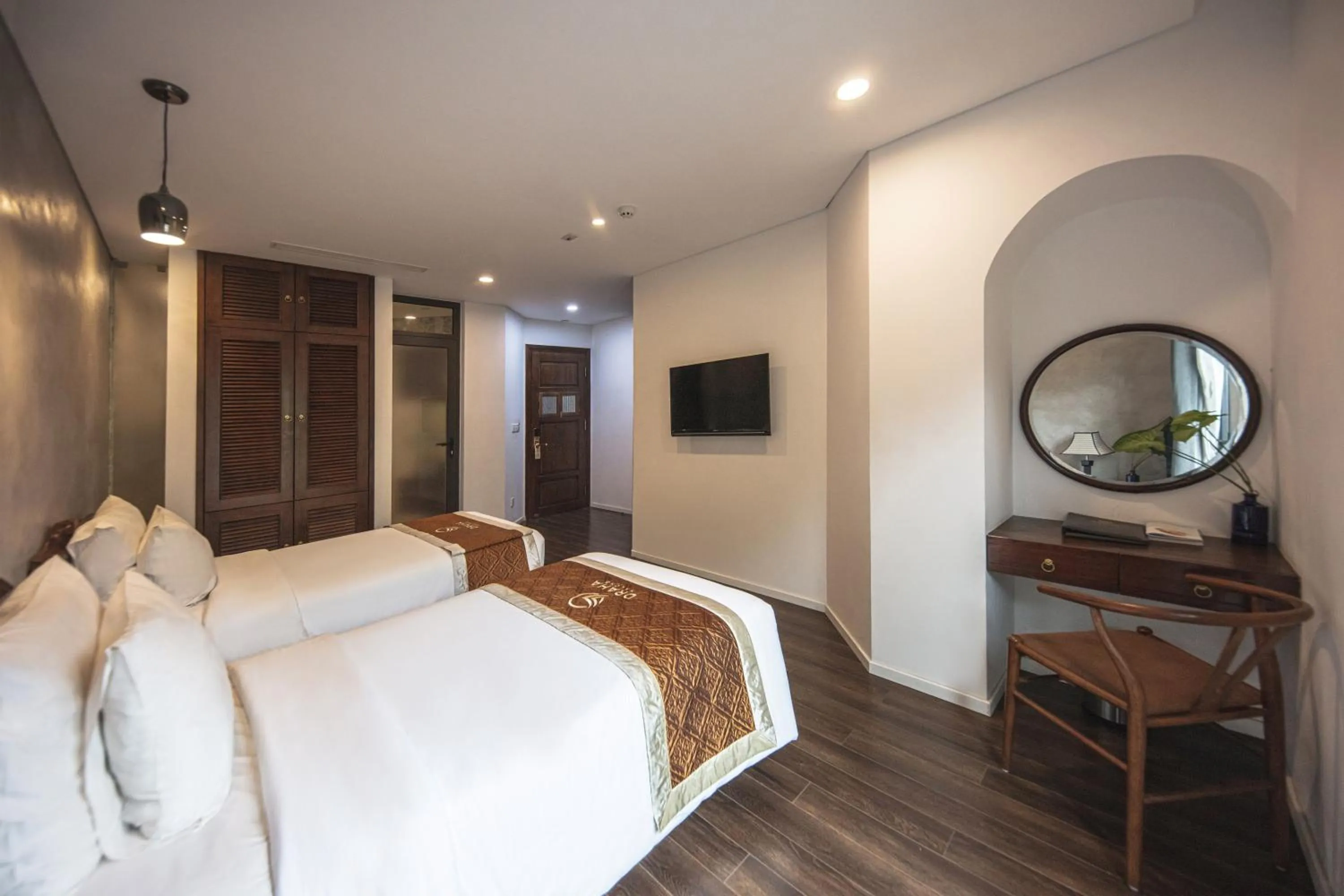 Photo of the whole room, Bed in Draha Halong Hotel - Serenity, Charm and Nature - Preferred by Western Travelers