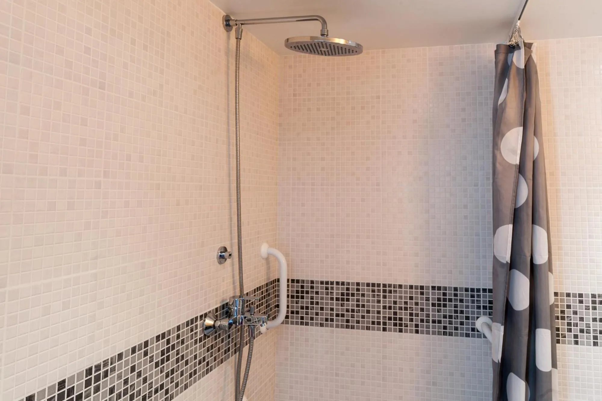 Bathroom in The Originals City, Hôtel Éden, Rouen Nord