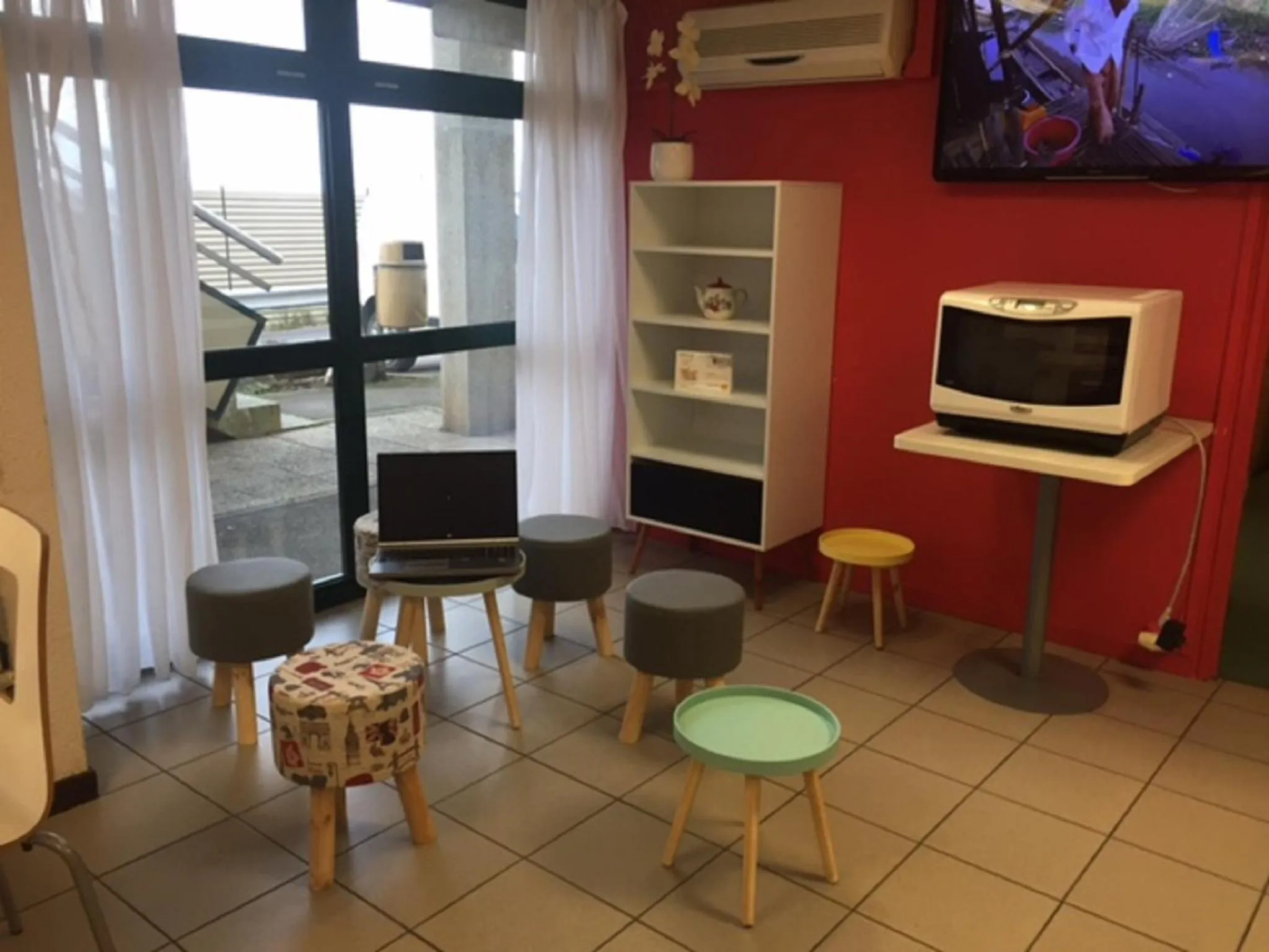 Communal lounge/ TV room in Première Classe Boulogne sur Mer