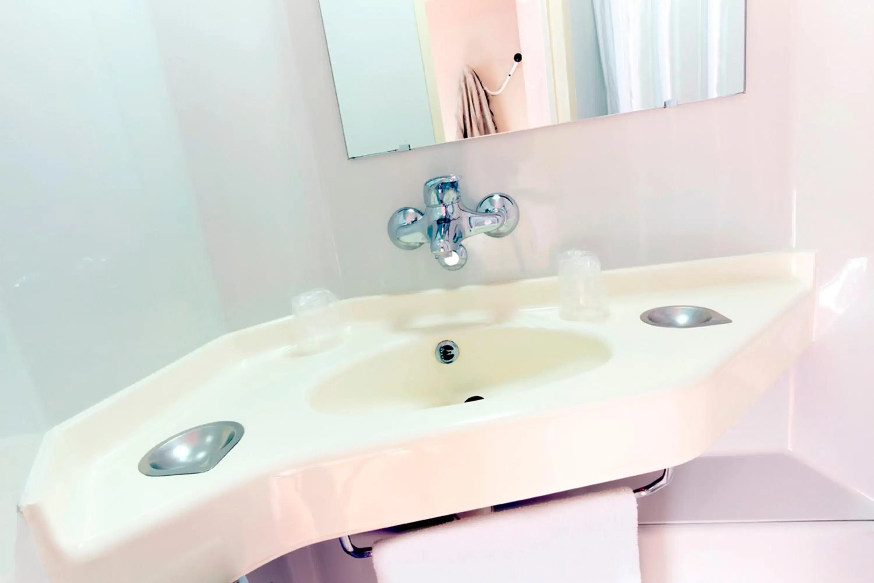 Triple Room with 1 Double Bed and 1 Single Bed in Première Classe Boulogne sur Mer Triple Room with 1 Double Bed and 1 Single Bed in Première Classe Boulogne sur Mer