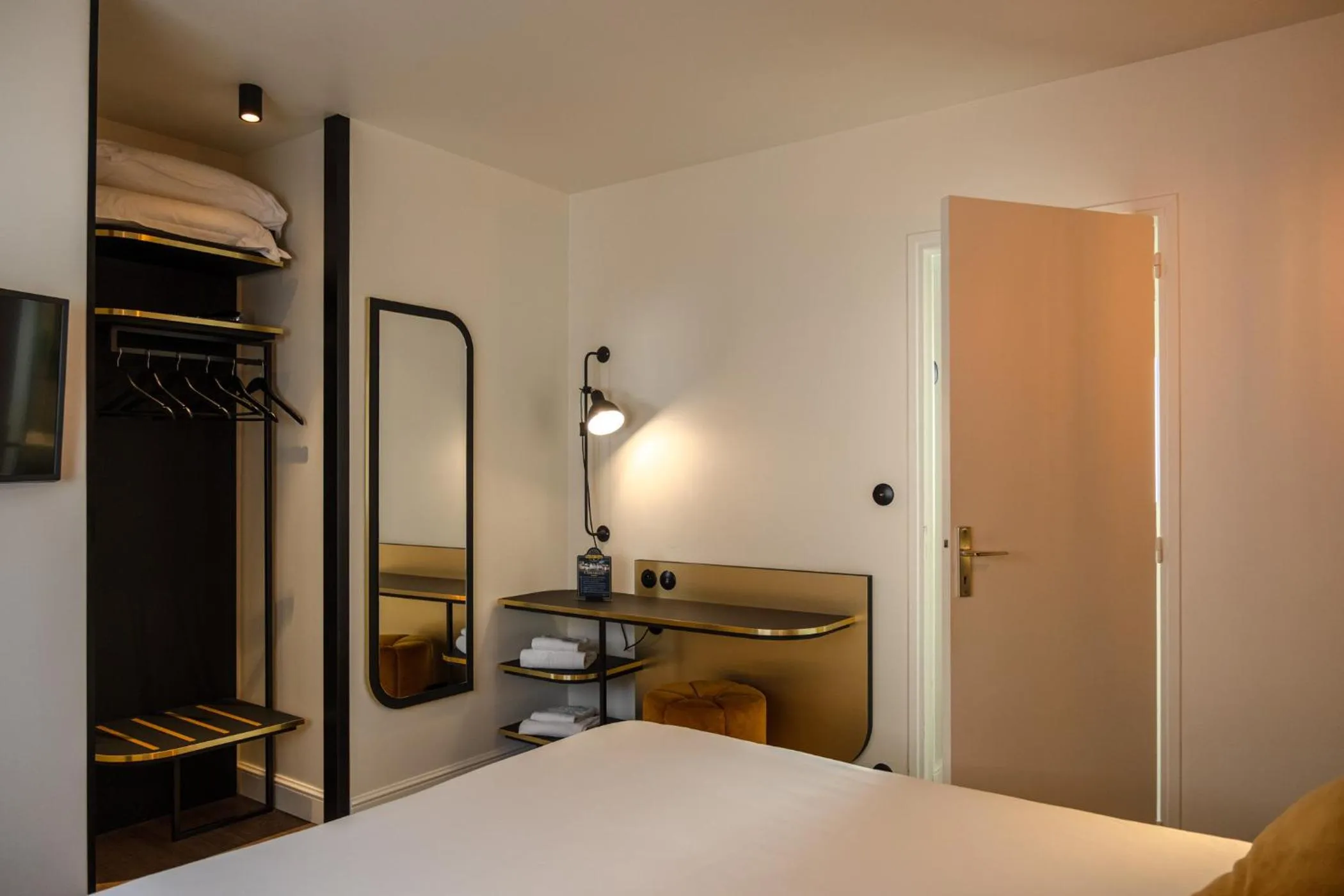 Photo of the whole room, Bed in Grand Hôtel de Bretagne