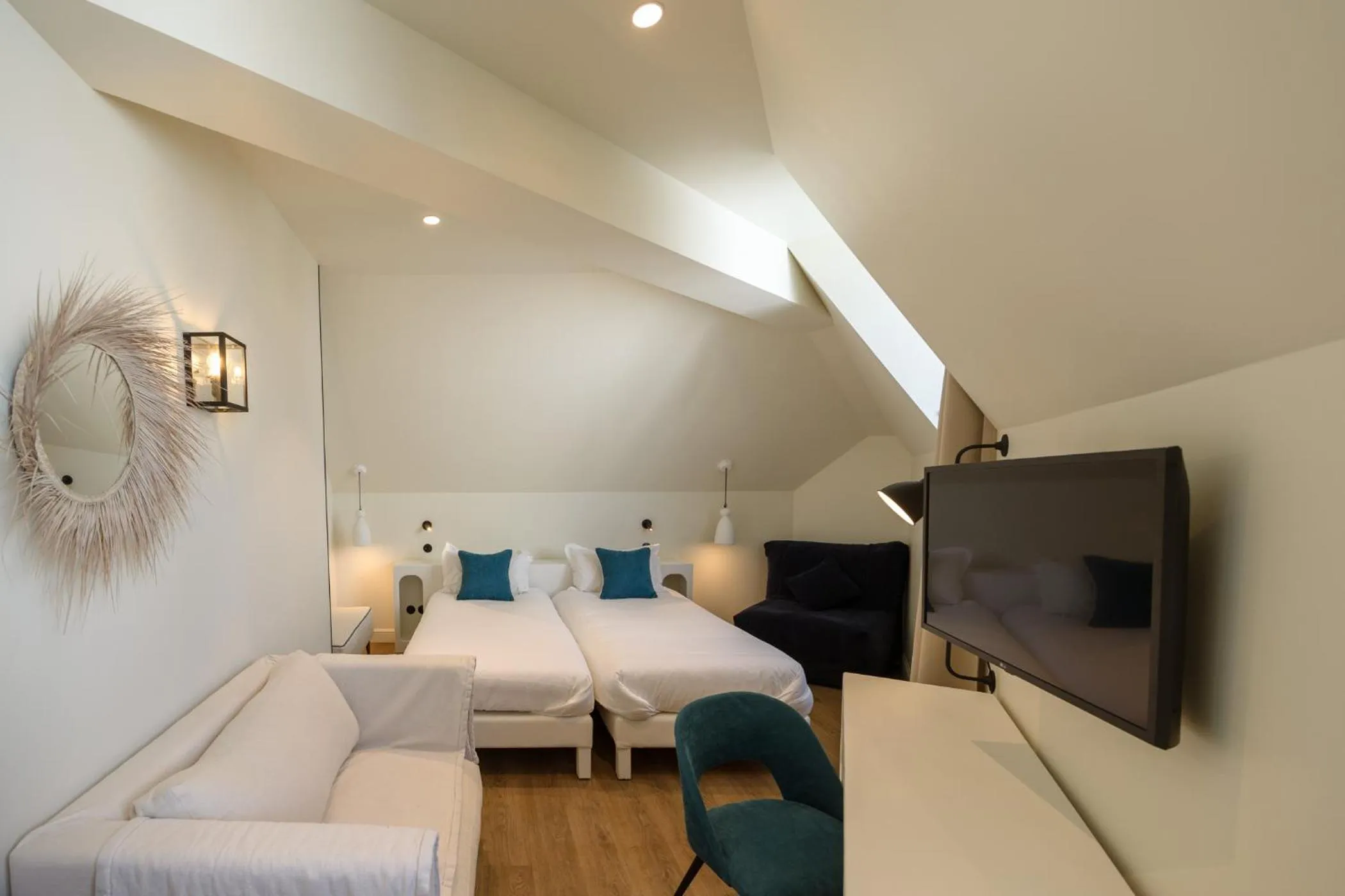 Photo of the whole room, Bed in Grand Hôtel de Bretagne