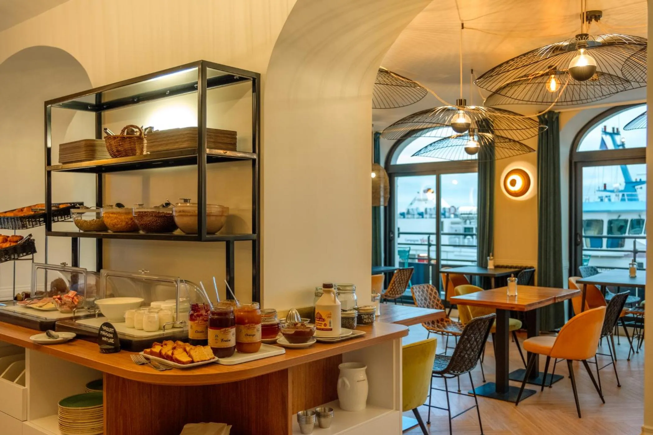 Buffet breakfast in Grand Hôtel de Bretagne