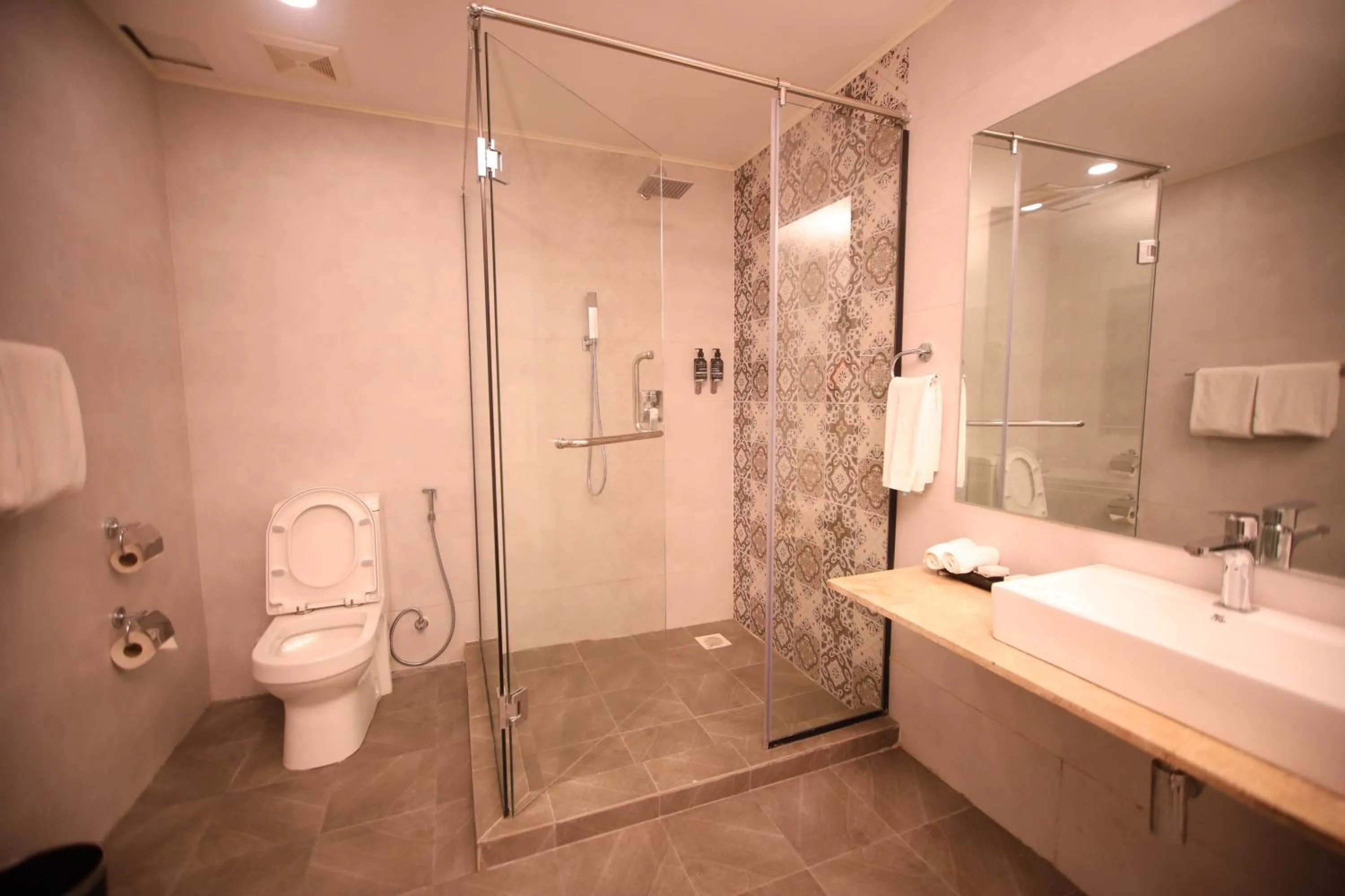 Shower in PrideInn Plaza Nairobi Airport