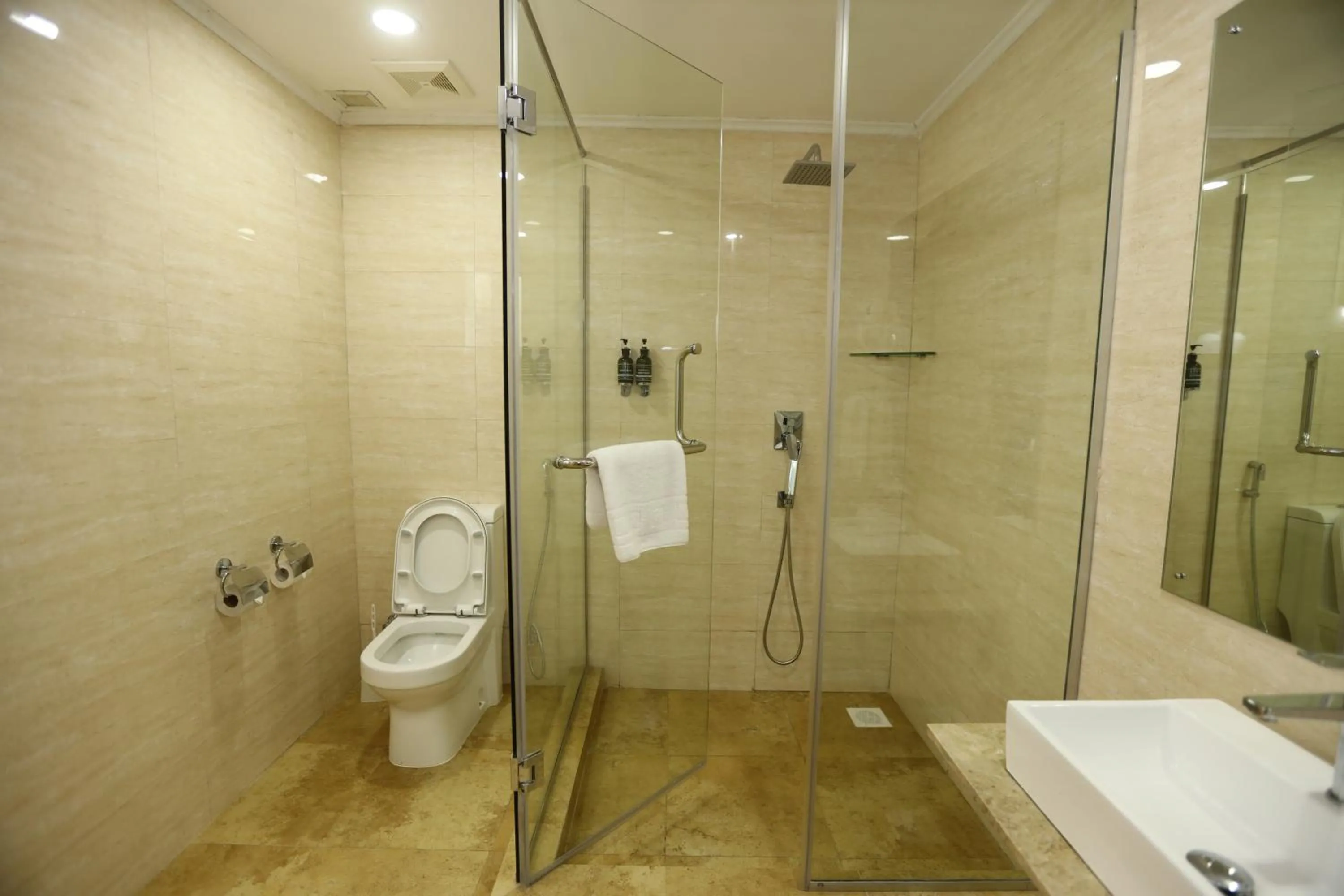 Shower in PrideInn Plaza Nairobi Airport