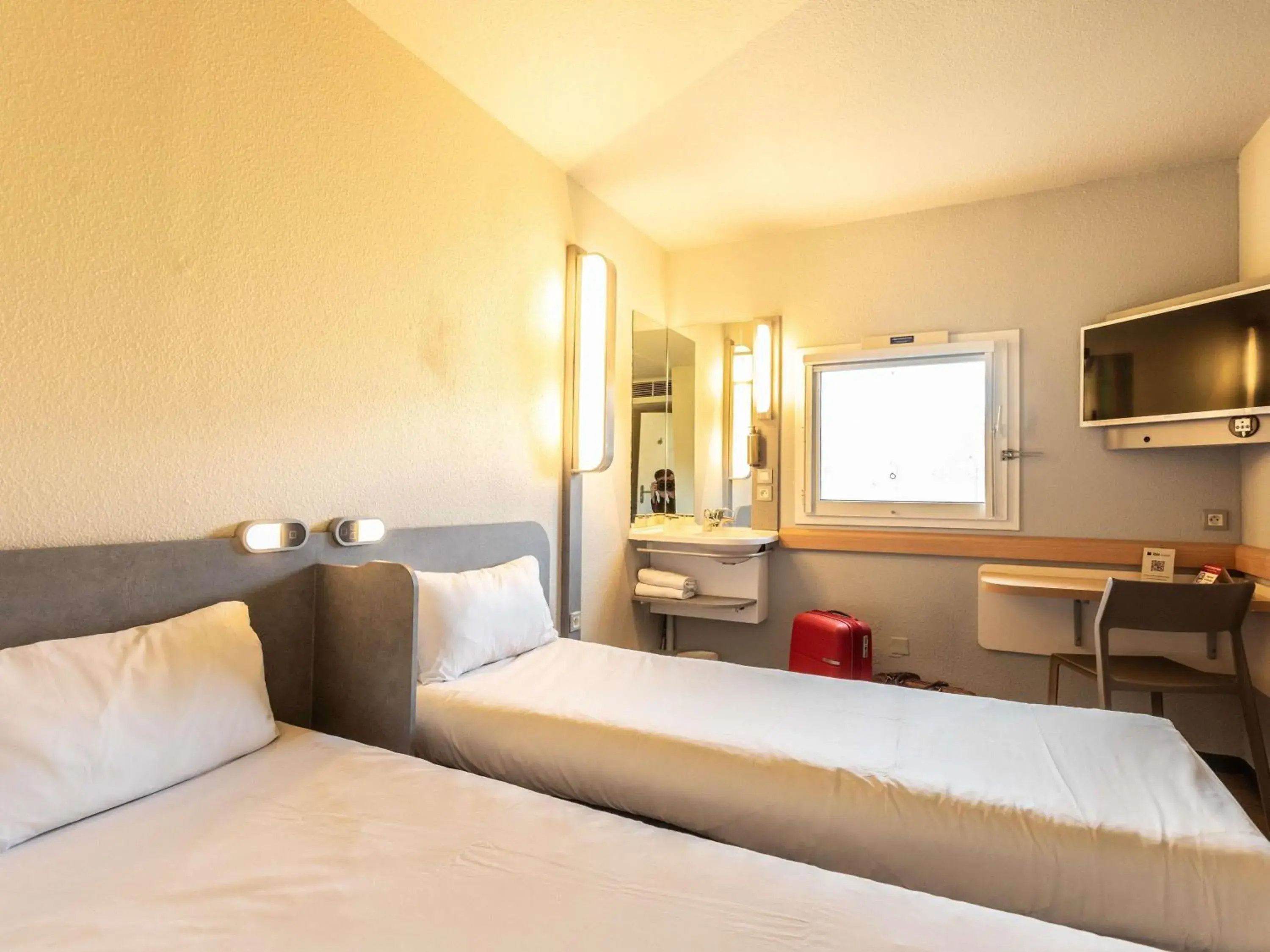 Bedroom, Bed in ibis budget Bourges Bedroom, Bed in ibis budget Bourges