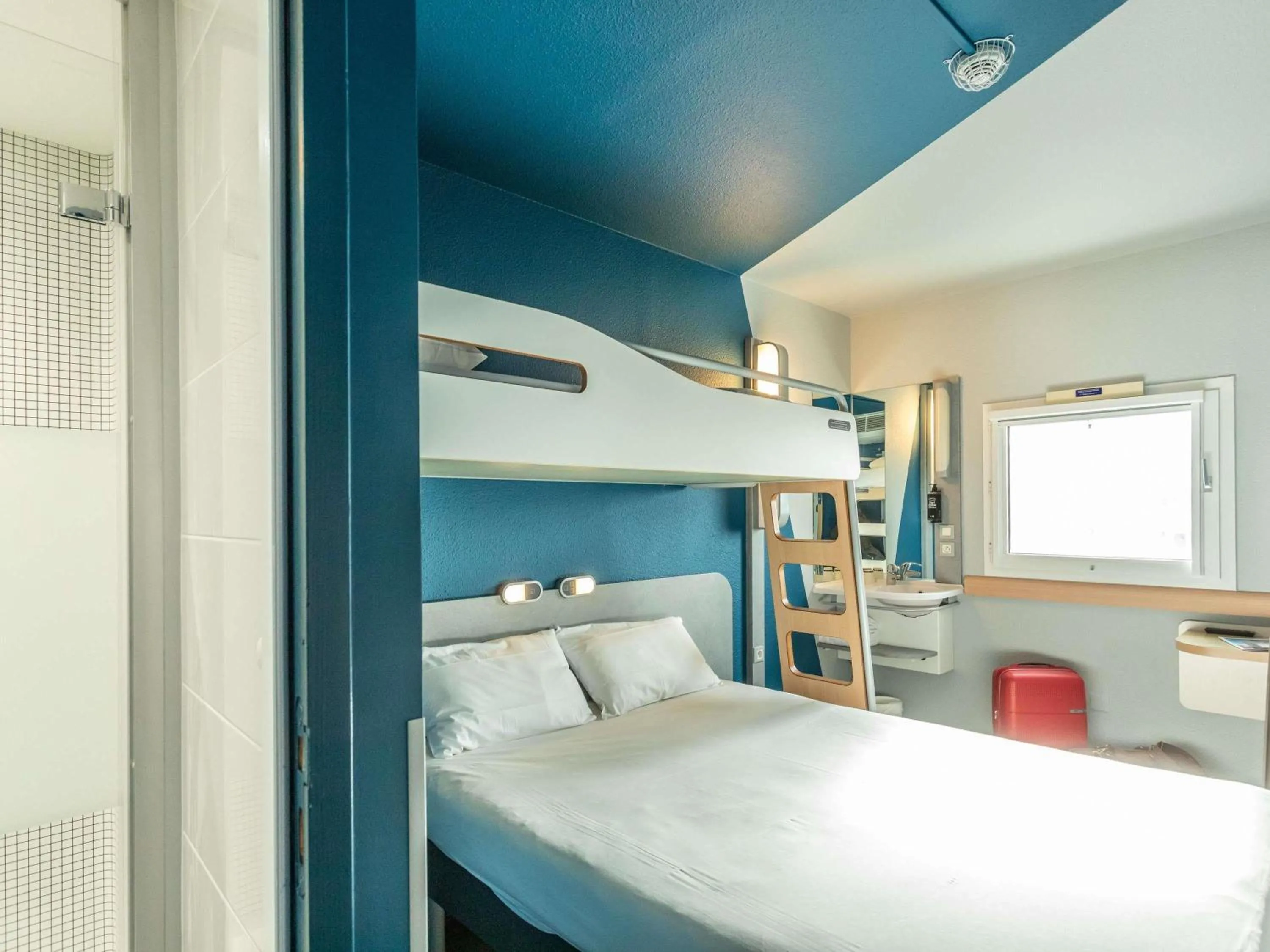 Bedroom, Bed in ibis budget Bourges