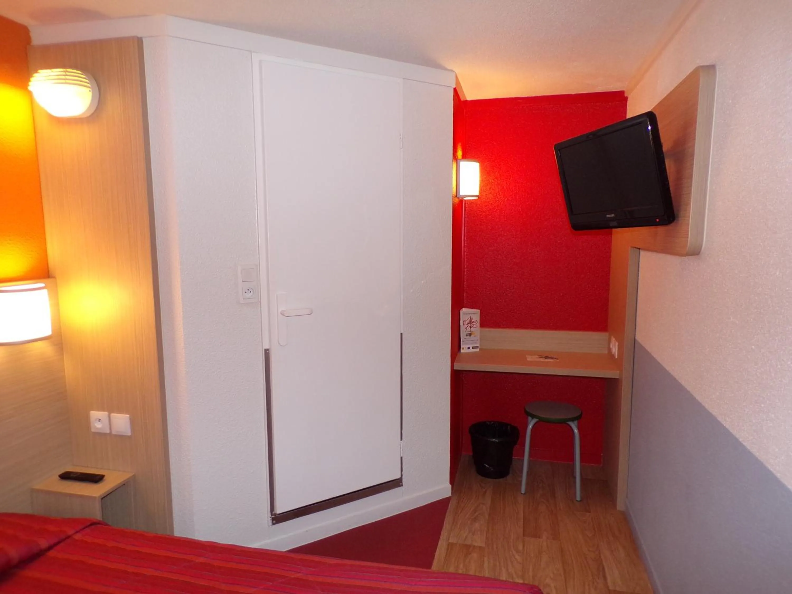 TV and multimedia, Bed in Premiere Classe Cambrai Proville