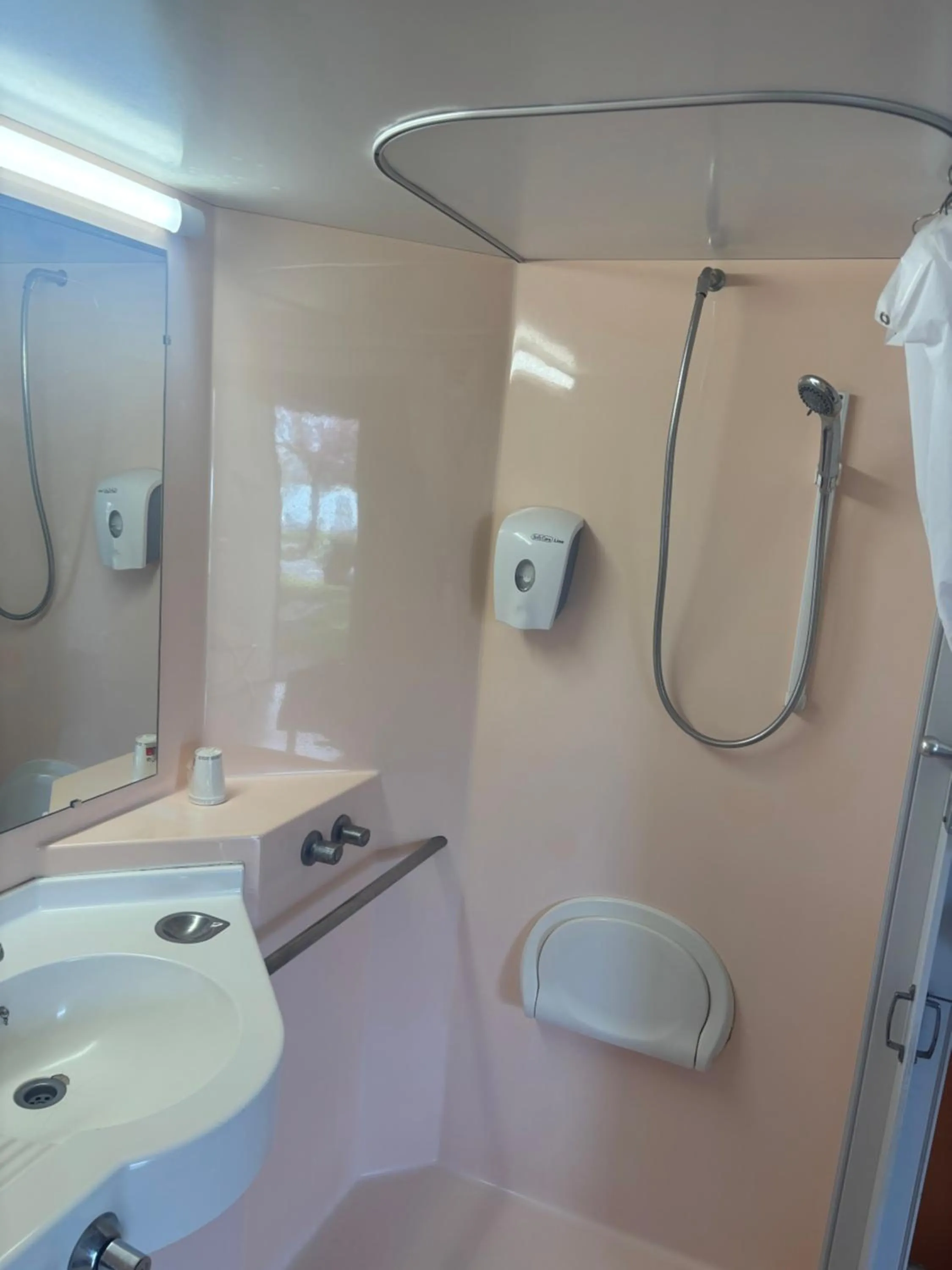 Shower in Hotel CAMPC Proville