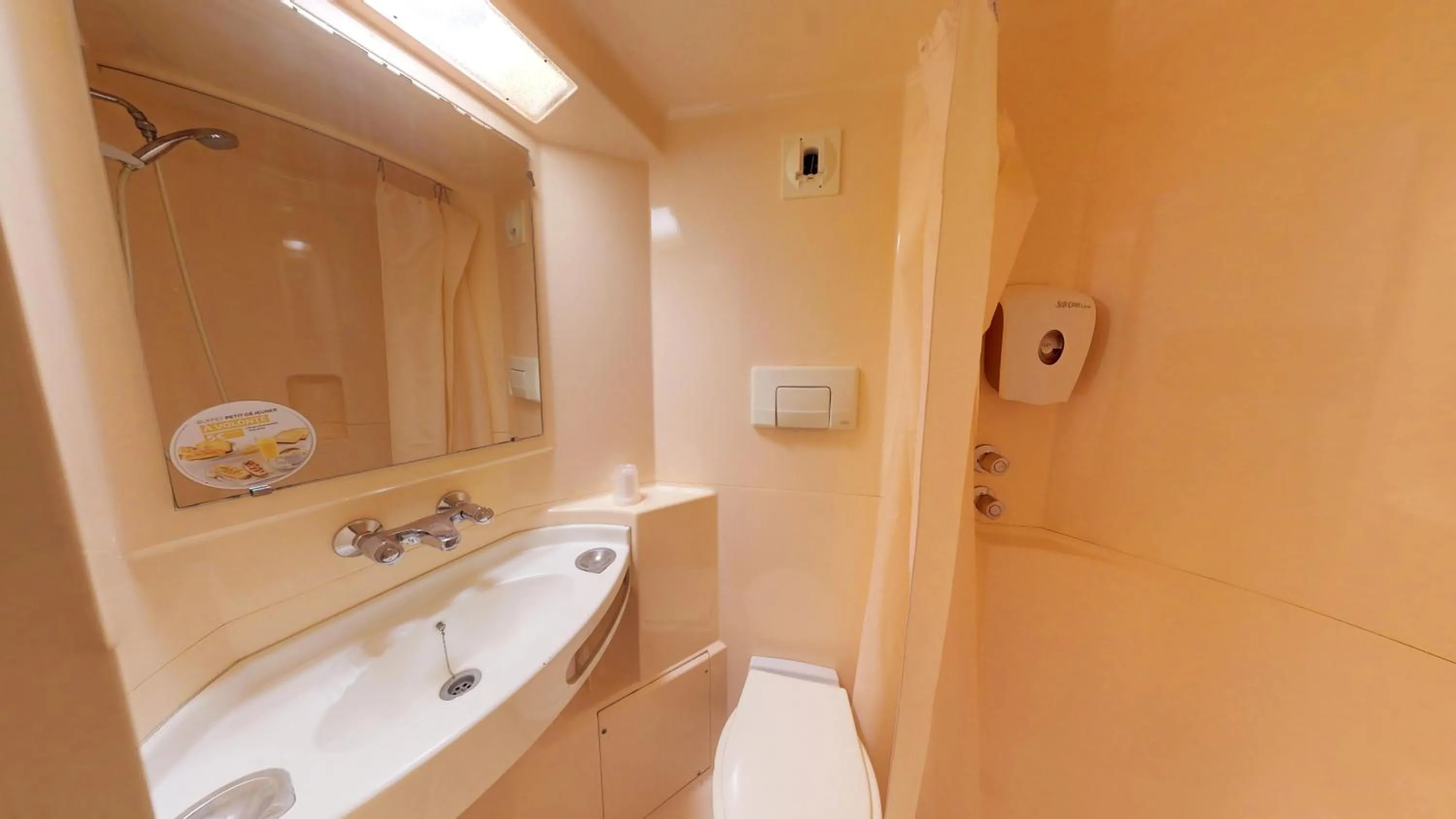 Shower in Hotel CAMPC Proville