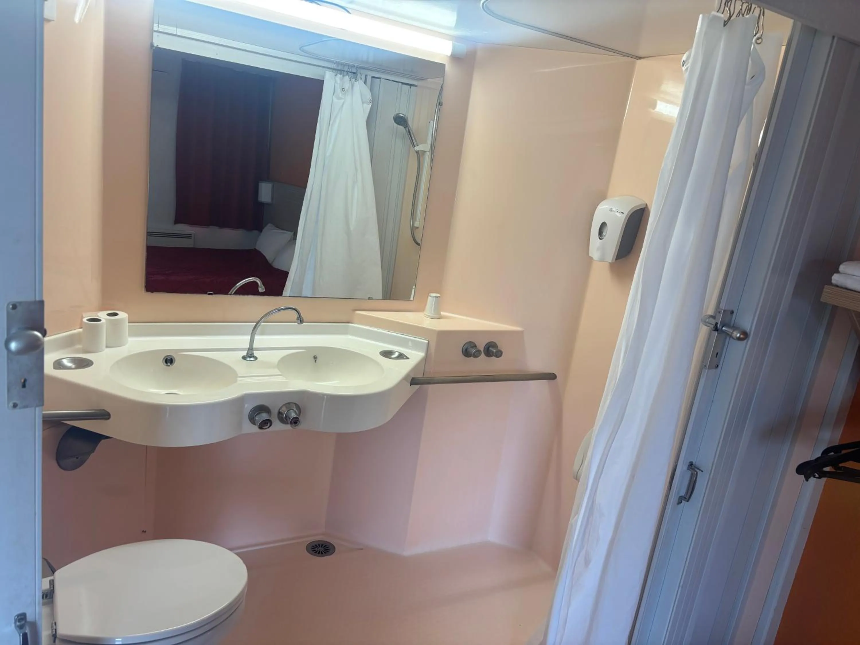 Shower in Hotel CAMPC Proville